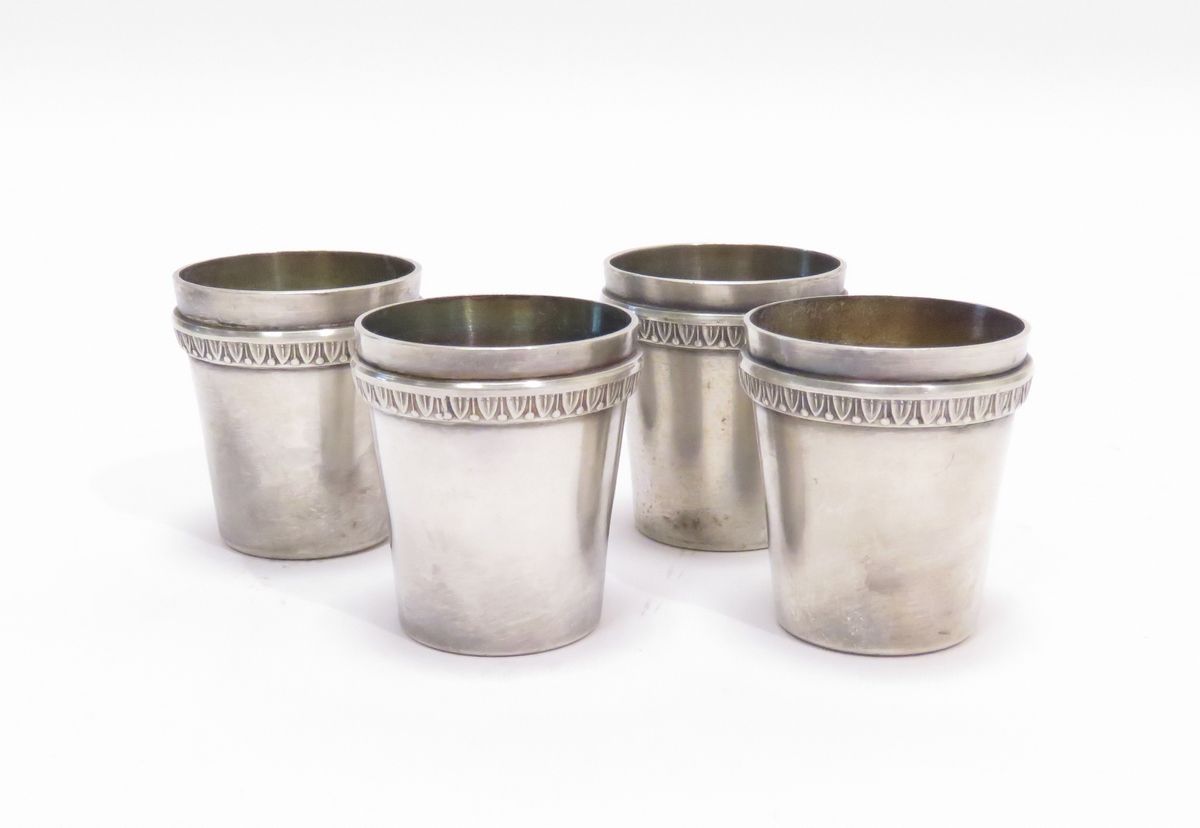 Null Suite of four silver-plated liqueur goblets with water-leaf frieze decorati&hellip;