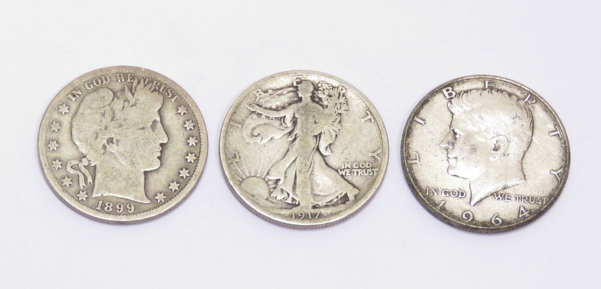 Null 三枚美国银币的拍卖品，包括-1917年 "自由 "半美元；-1899年 "理发师 "半美元；-1964年 "自由 "半美元。总重量：36 克65。