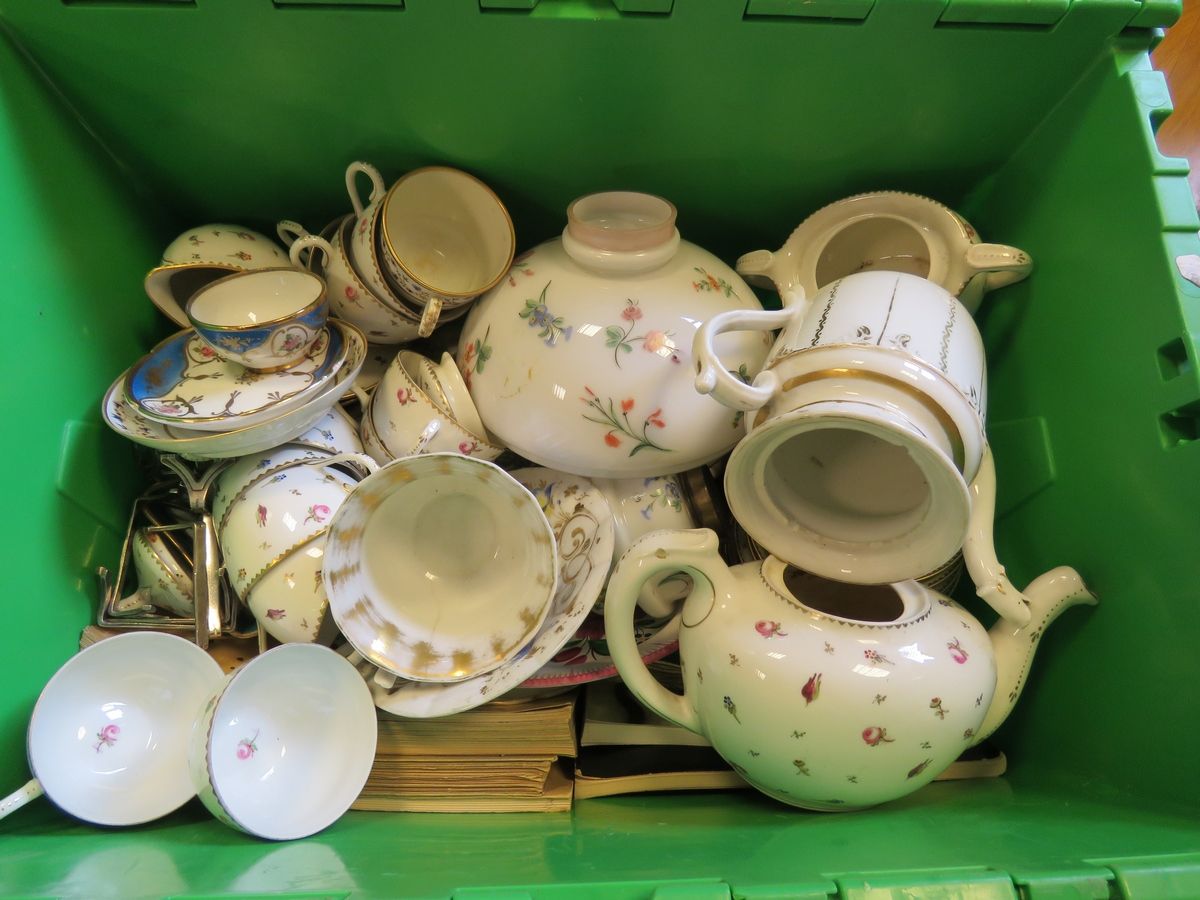 Null Lot of miscellaneous loose items (including part of a porcelain service). 1&hellip;