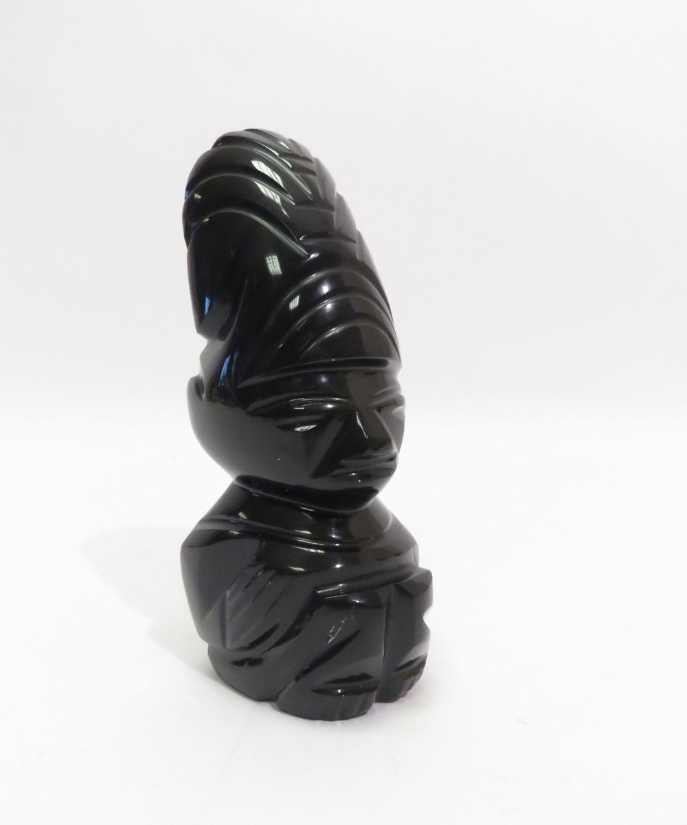 Null Mexican decorative subject in carved obsidian. 20th century. 15 x 6 cm.