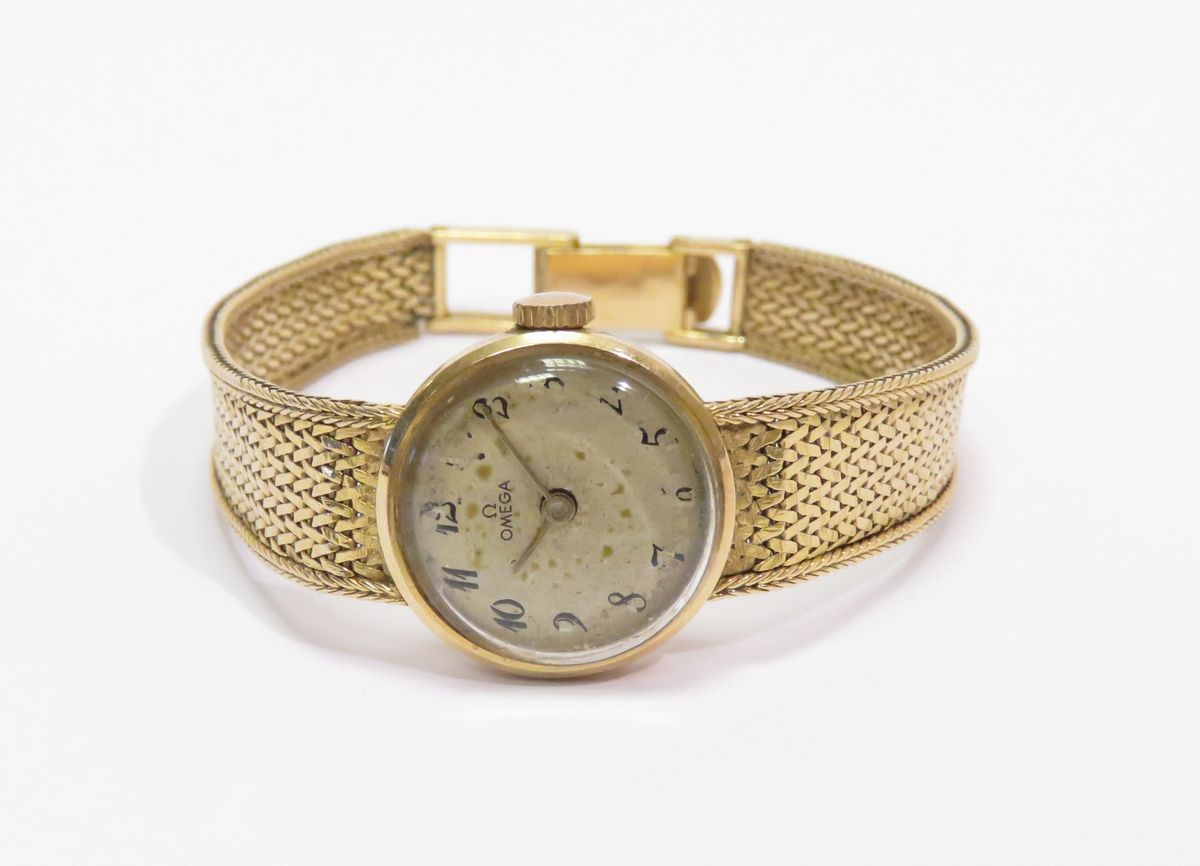 Null OMEGA. Montre bracelet pour dame en or jaune (18K). Le cadran sur fond gris&hellip;