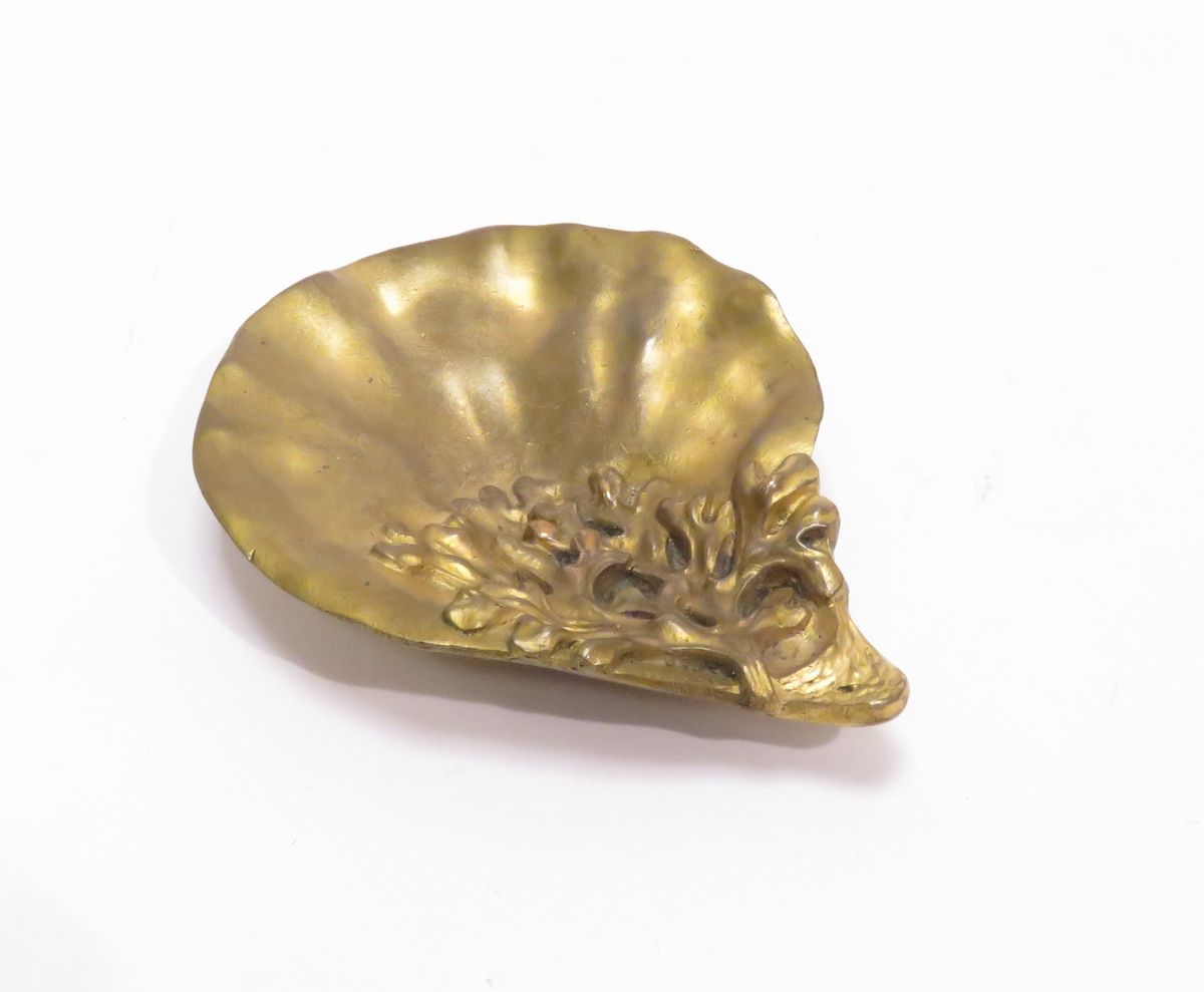 Null H.BOYER. Bronze (gilded) ashtray in the shape of oysters with seaweed decor&hellip;