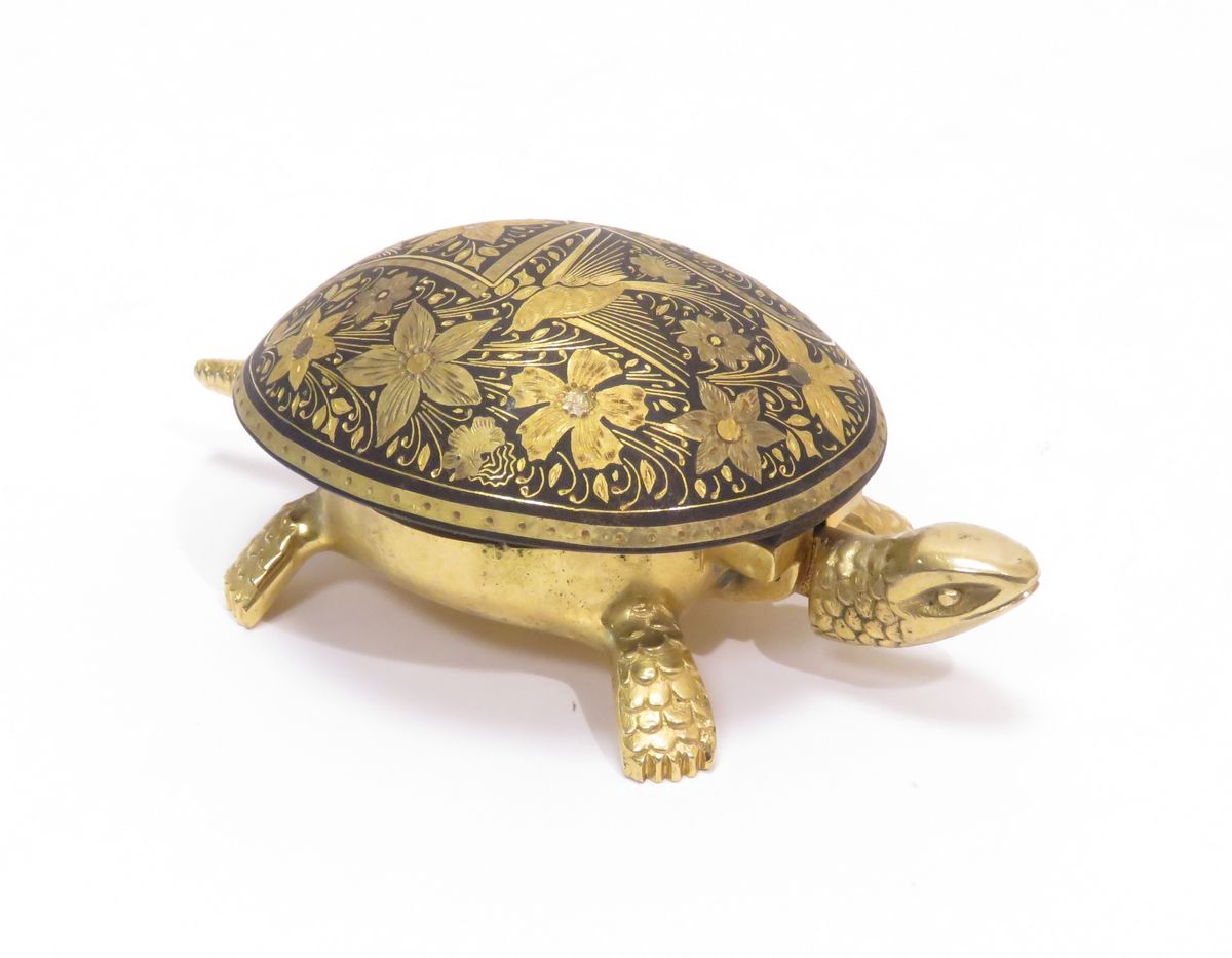 Null 黄铜 "海龟 "座钟，外壳装饰为波斯风格，镀镍。机械发条系统。5.5 x 14 x 8.5 厘米（工作时）