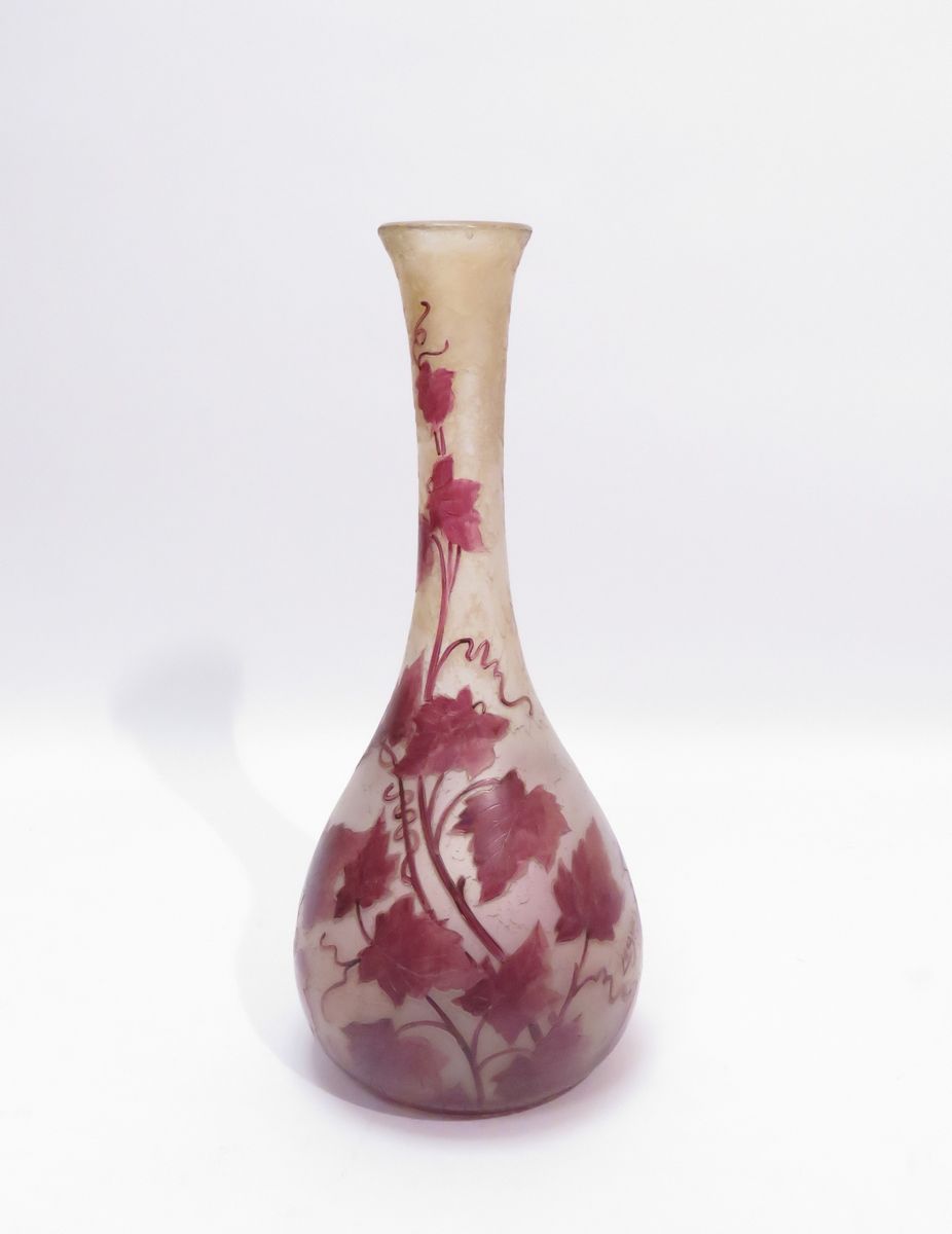 Null 弗朗索瓦-泰奥多-勒格拉斯（1839-1916 年）。多层玻璃长颈花瓶，酸蚀植物装饰。约 1910 年。有签名。38 x 16 厘米。