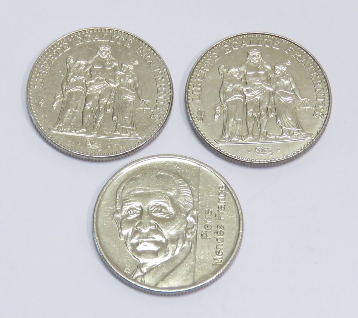 Null Lot von drei Münzen, aus Kupfernickel, bestehend aus: 5 Francs "Hercule" da&hellip;