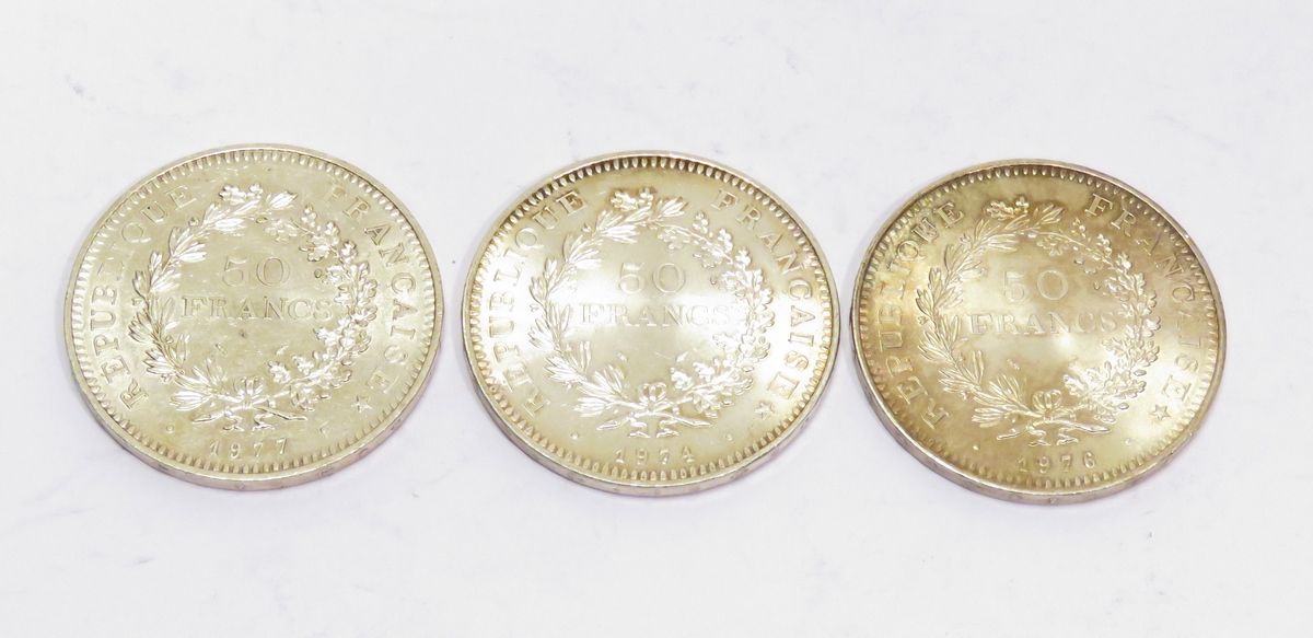 Null 三枚50法郎 "Hercule "银币，日期分别为1974年、1976年和1977年。总净重：90 克75。