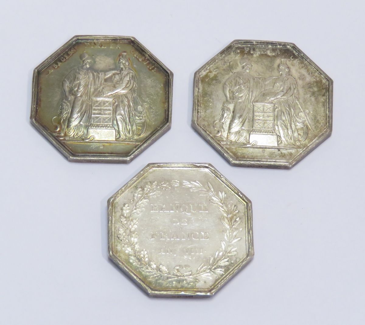 Null Lot von drei Silbermünzen "Banque de France, An VIII" (1799-1800), achtecki&hellip;