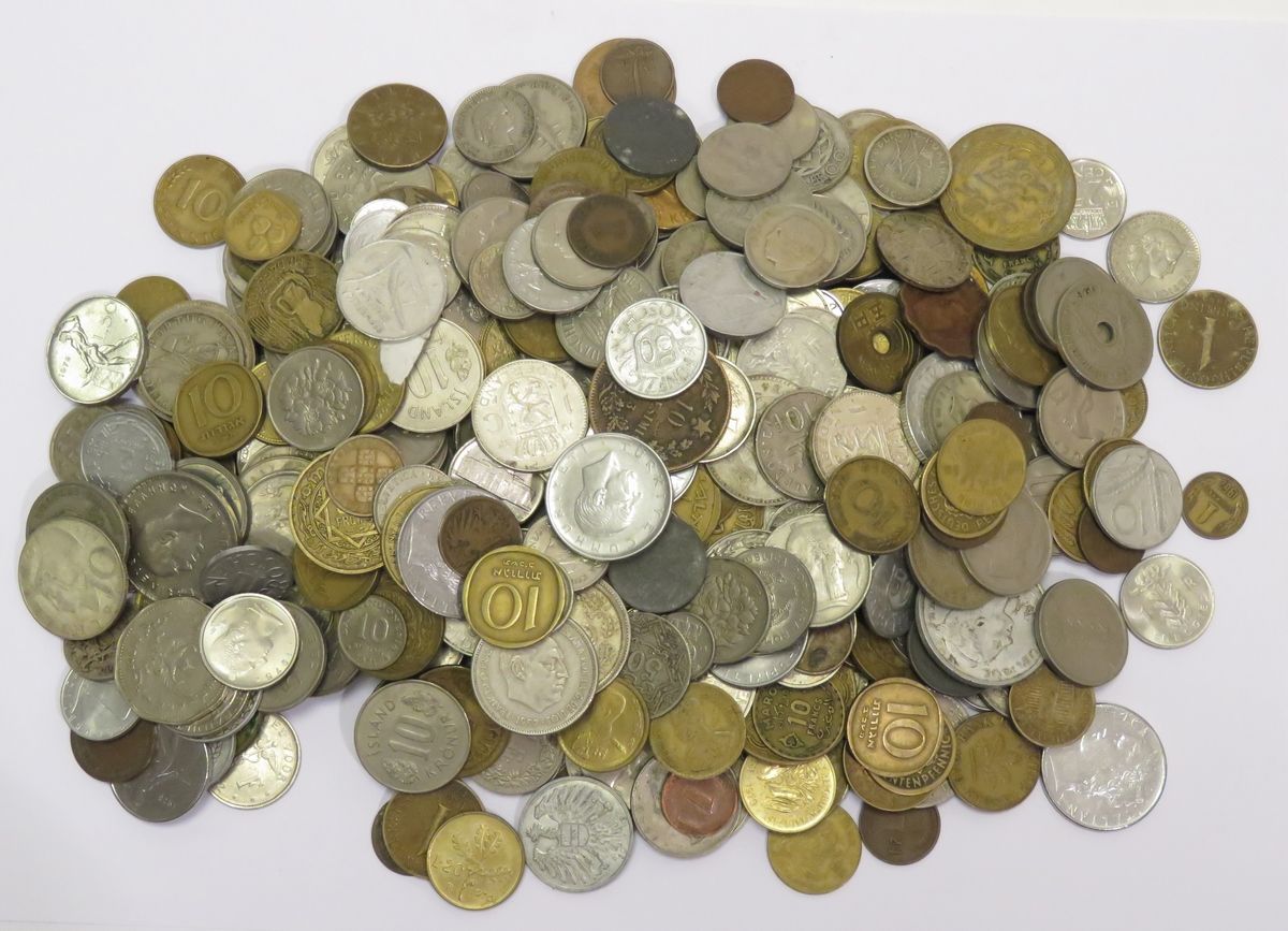 Null Lot de pièces de monnaies diverses (France et étranger). Poids total : 1Kg9&hellip;