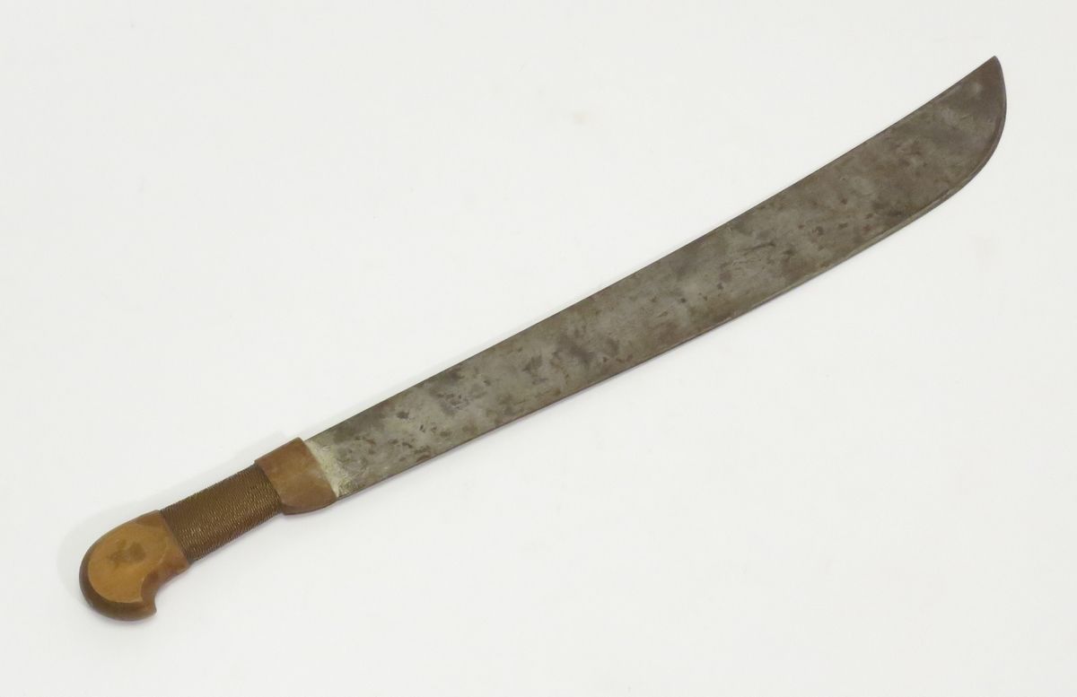 Null 木质雕刻手柄，铁质刀刃（原样）。20 世纪。长度：70 厘米。