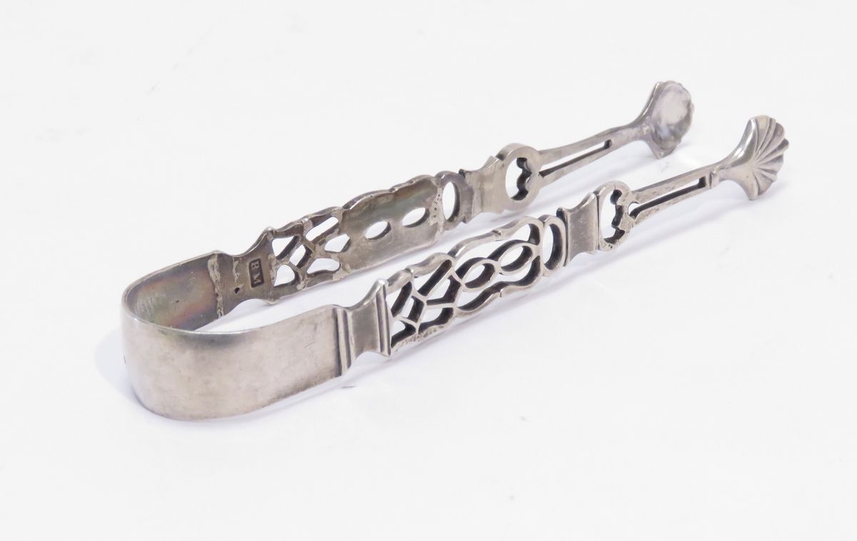 Null English silver sugar tongs with stylized openwork decoration. Net weight : &hellip;