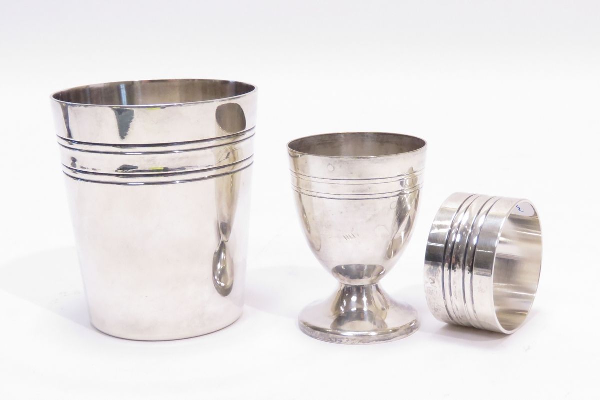 Null Lot of three pieces, silver-plated metal, including: -1 timbale. 8 x 7 cm; &hellip;