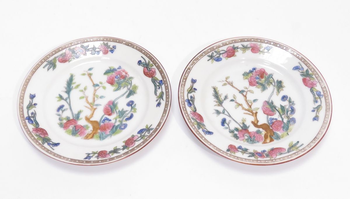Null Paire d'assiettes décoratives en porcelaine (probabalement de Paris), le dé&hellip;