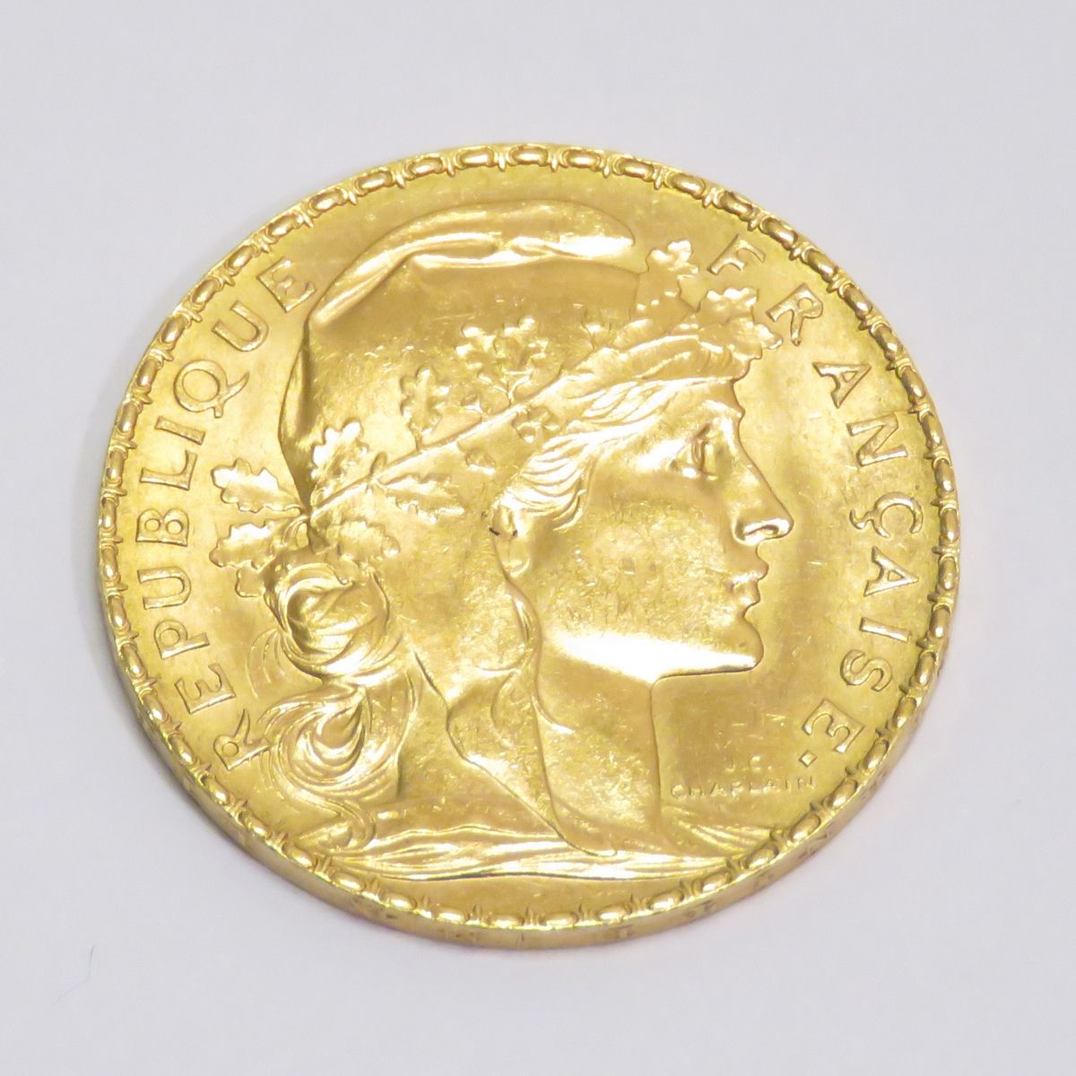 Null 1910 年 20 法郎金币 "Coq"。镌刻者：Jules-Clément Chaplain。重量：6 克45 磅。直径：21 毫米。