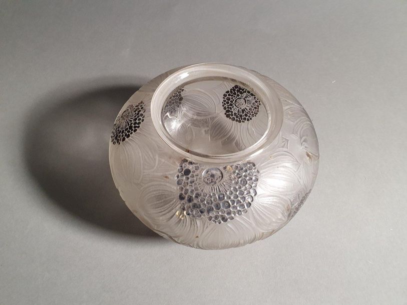 René LALIQUE 
Vase "Dahlias" (1923). Proof in white blown glass moulded satin ma&hellip;