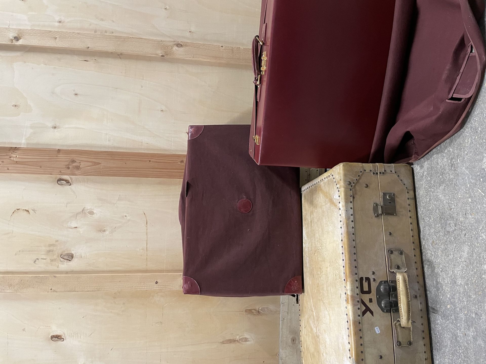 Null Ensemble de trois valises
Deux en cuir Bordeaux dans leurs étuis
Une grande&hellip;