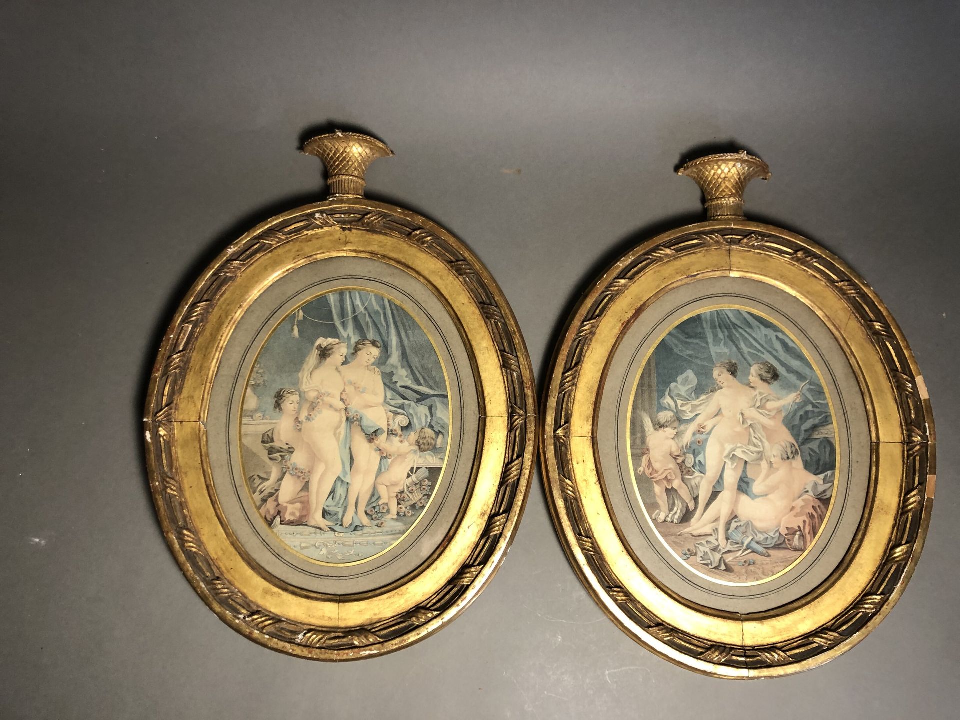 Null Pair of colour prints
The bath
In beautiful gilded carved wooden frames 42.&hellip;