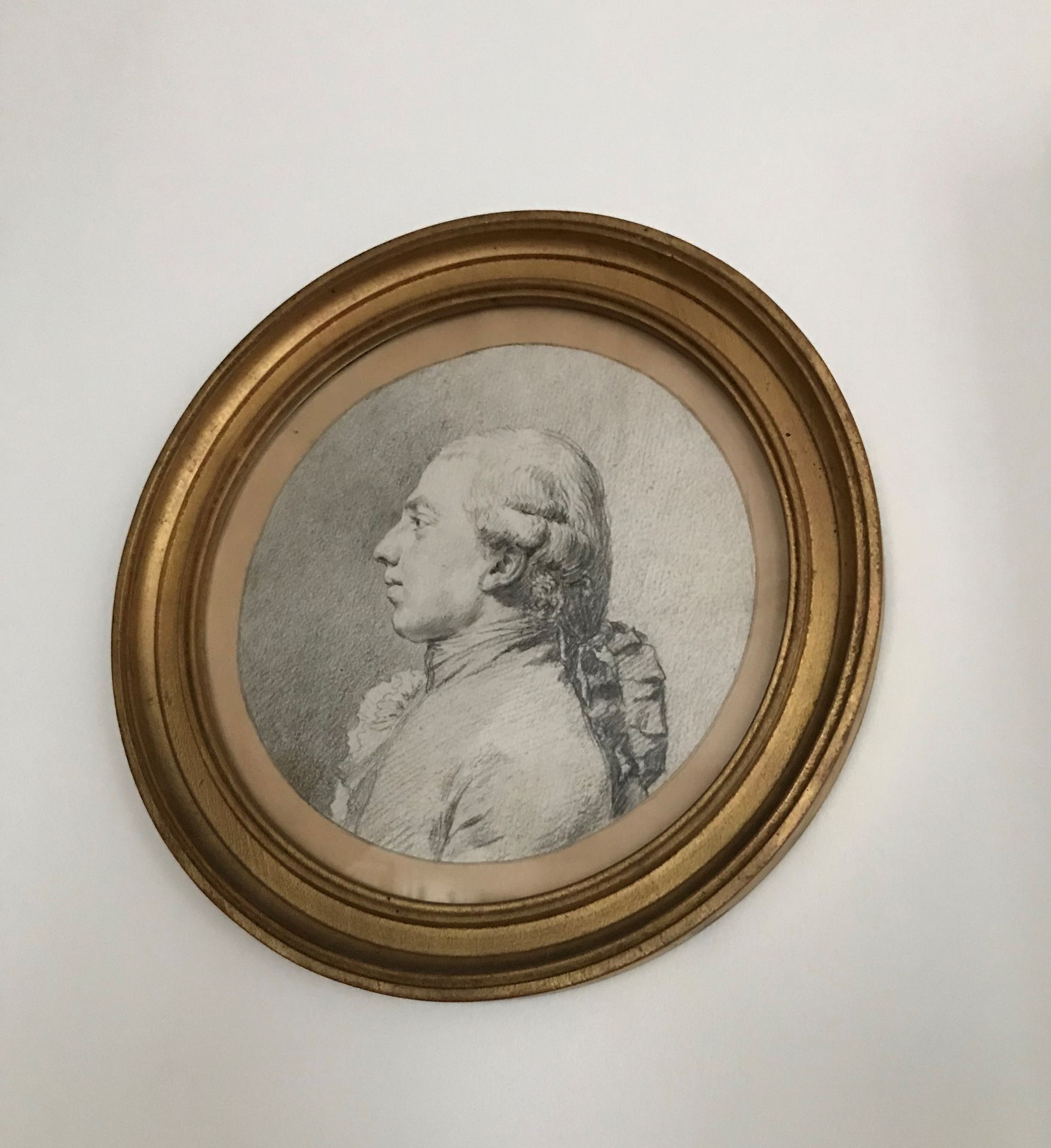 Ecole Française du XVIIIème siècle 
Portrait d'homme
Pierre noire
D. 16 cm.