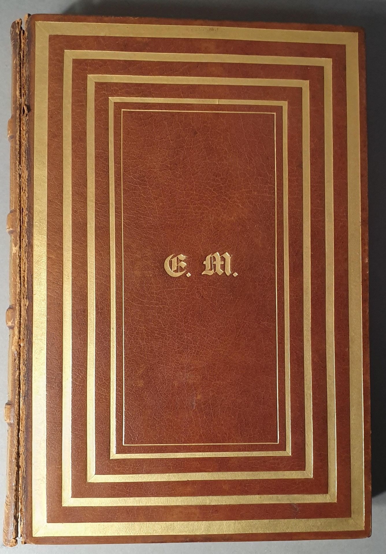 Null 模仿耶稣基督。巴黎，在Lefèvre的，1830年。8开，黄褐色的摩洛可皮，大面积的镀金细纹，版上有镀金的E.M.首字母，内版有巴洛克式的框架，中间有&hellip;