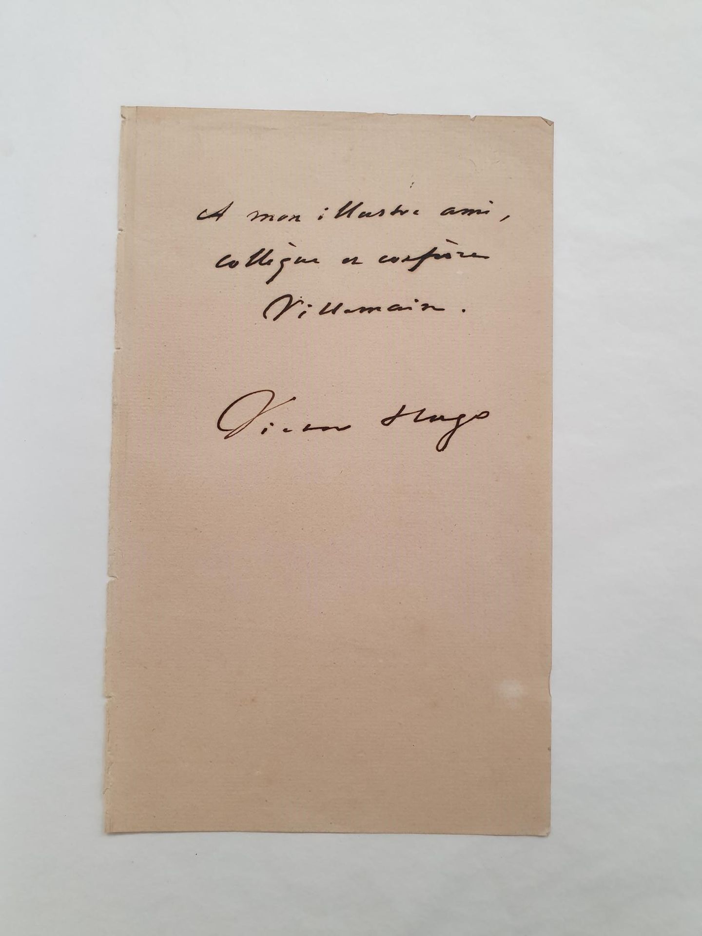 HUGO Victor. Pièce autographe signée. Demie-page in-8.
Feuillet de dédicace : «A&hellip;