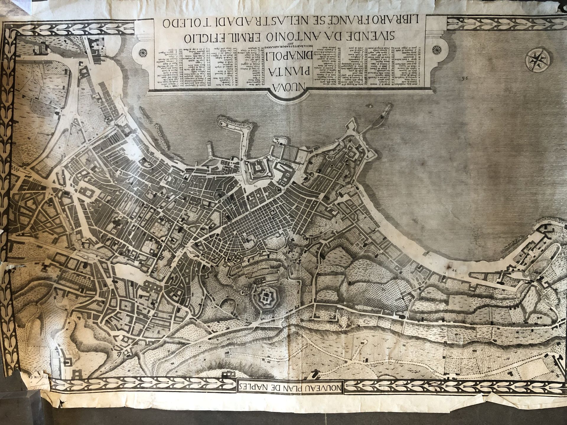 GIRAUD, Stefano. Nuova Pianta Di Napoli. Naples, 1767. Noir et blanc. Plan décou&hellip;