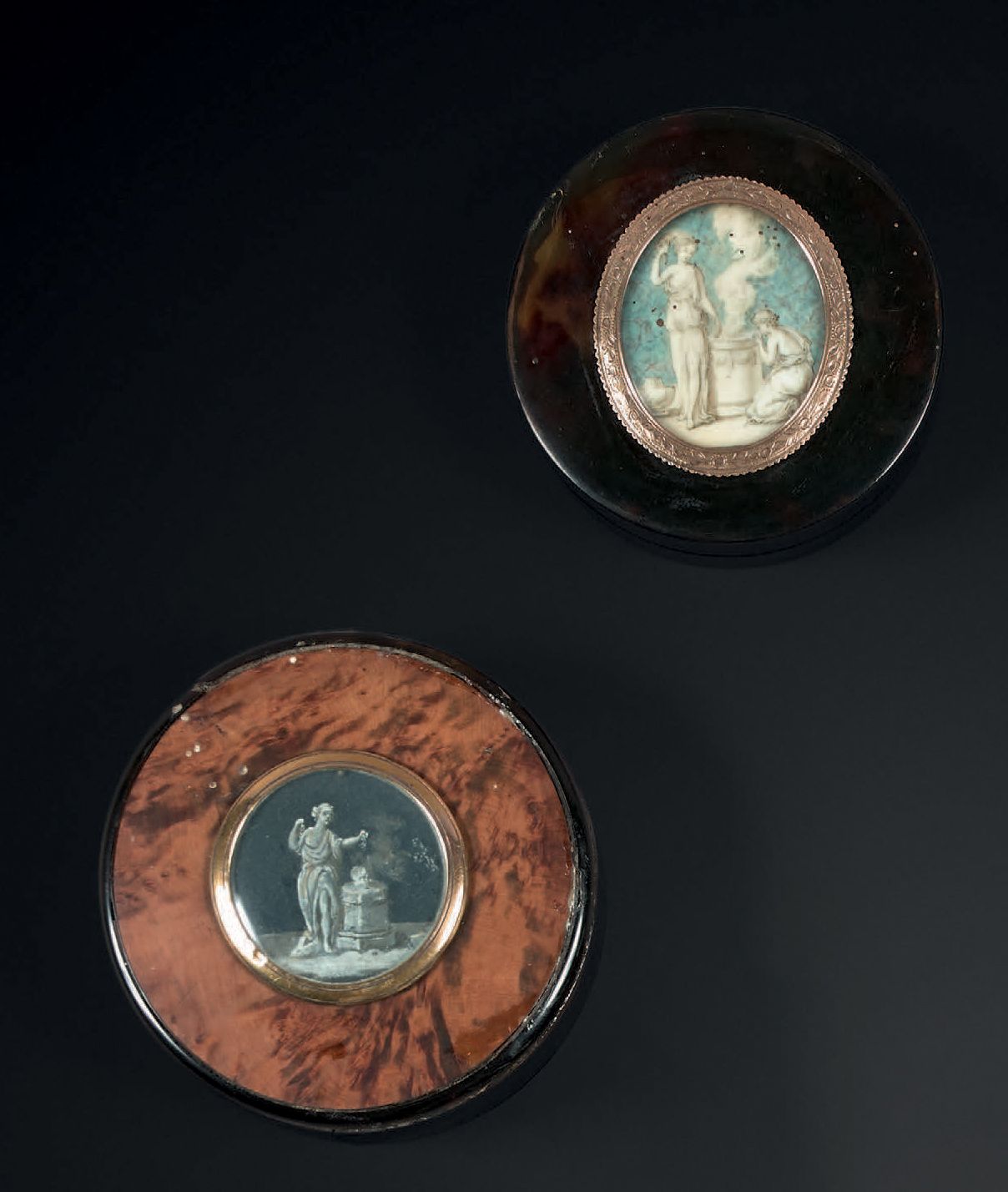 Null 
玳瑁和毛皮雪松圆盒一组，盒盖上装饰有浮雕的象牙微型图案：献给爱情的祭坛



18世纪晚期



D. 8厘米



D. 7厘米

毛重：74.2&hellip;