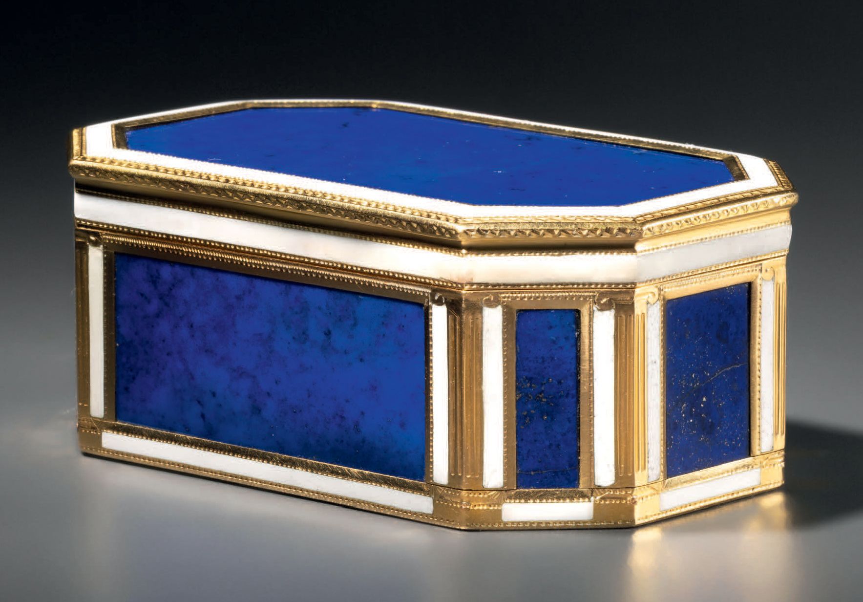 Null Boîte cage en or jaune, émaillé blanc et plaques de lapis-lazuli.
Maître or&hellip;