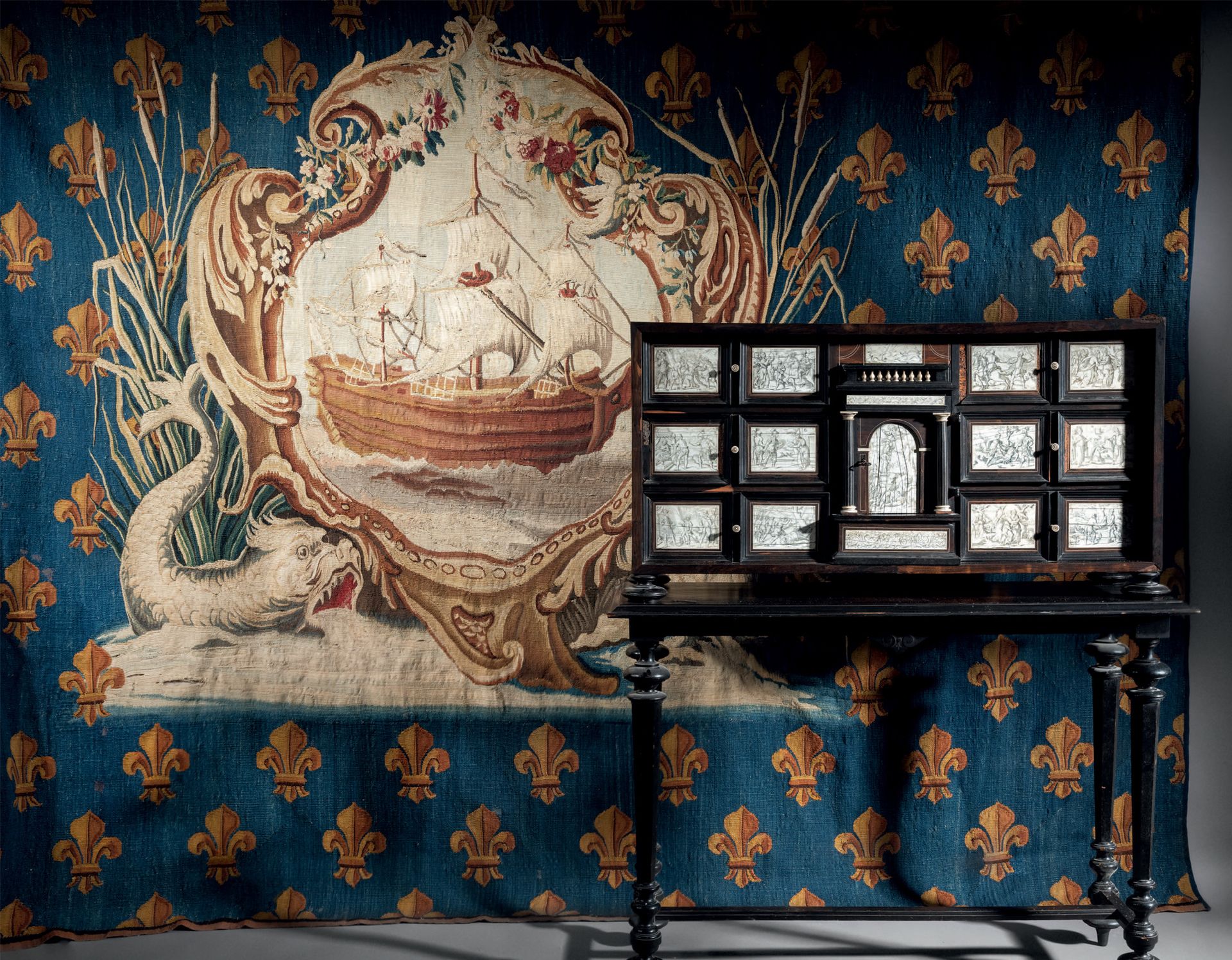 MANUFACTURES ROYALES D'AUBUSSON Porta d'arazzo
Su uno sfondo blu Roy fleurdelisé&hellip;