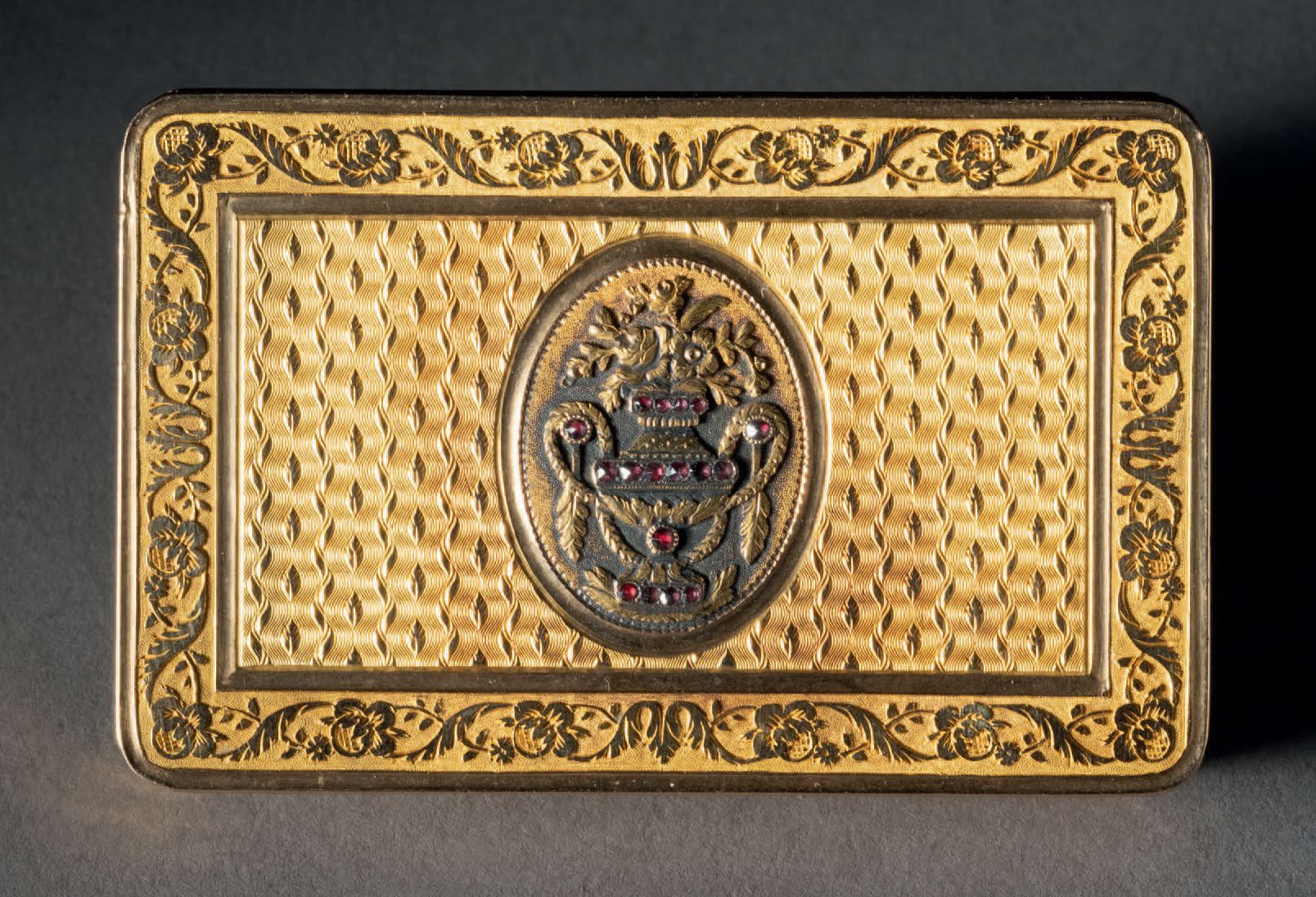 Null Boîte rectangulaire en or jaune à réserve guillochée, centrée d'un médaillo&hellip;
