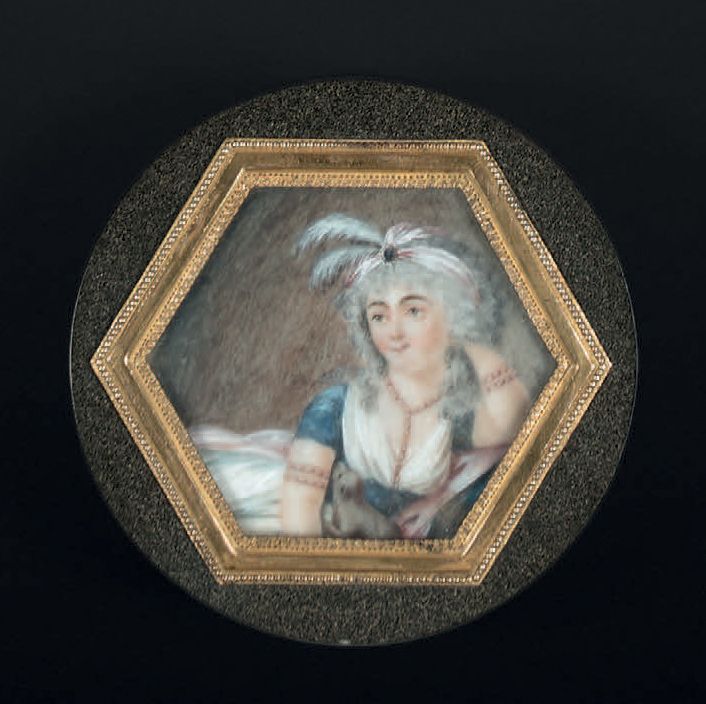 Null 
砂金石漆圆盒，内衬玳瑁，盒盖上装饰有象牙上的六边形微缩图：一个穿苏丹服的年轻女子



18世纪晚期



7,8 cm - H. 2,2 cm 总&hellip;