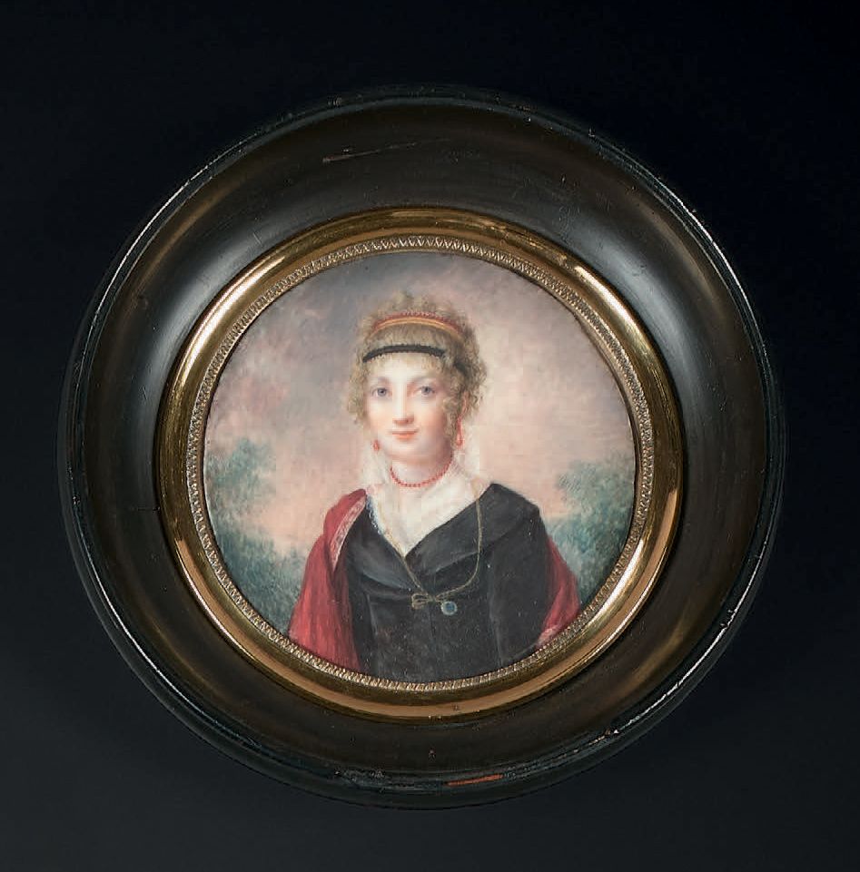 Ecole FRANCAISE vers 1800 
带着珊瑚梳子和红围巾的年轻女子的肖像



象牙上的圆形微型画



D. 6.3厘米

总重量 : 58&hellip;
