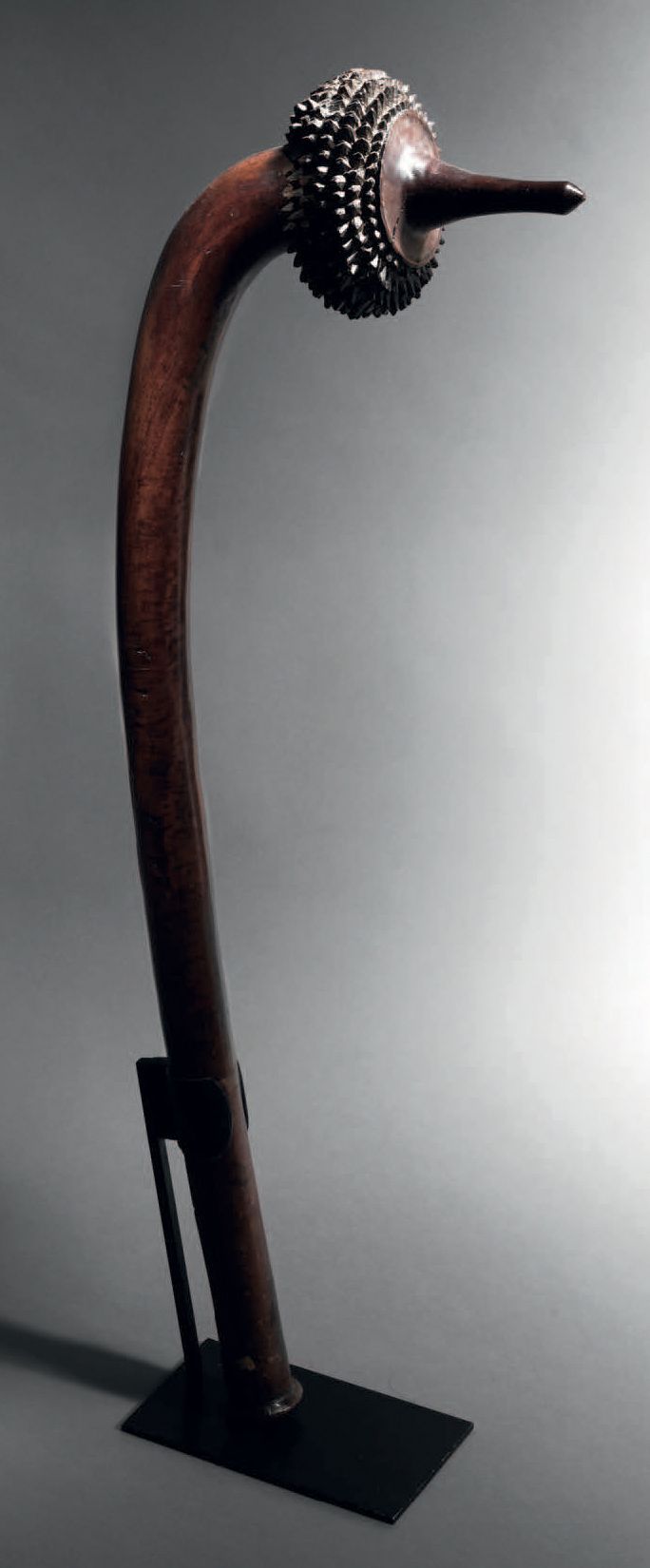 Null 图托克亚球杆，斐济群岛
木头
高85厘米
图托克亚球杆，斐济岛
高33/8英寸
在长长的弯曲手柄的顶端，喷出一个圆头，上面有长长的尖刺装饰。
在斐济广&hellip;