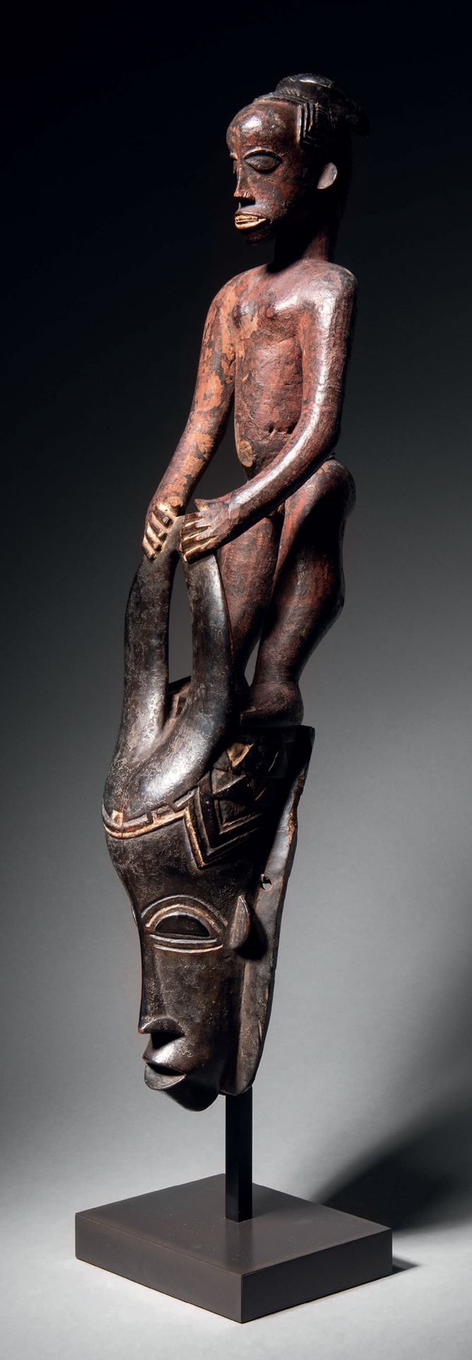 Null Ɵ Gouro-Maske, bekrönt von einer Figur,
Elfenbeinküste
Holz mit rotbrauner &hellip;