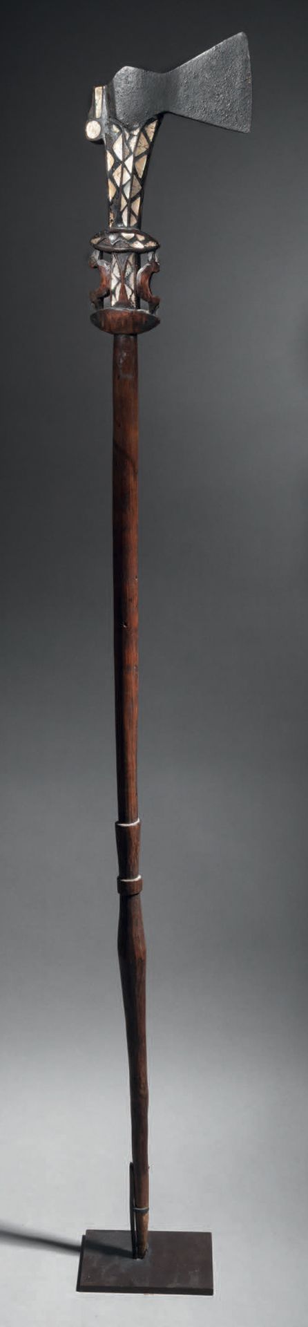 Null Zeremonialbeil, Salomonen
Holz, Perlmutt und Eisen
H. 134 cm
Zeremonialbeil&hellip;