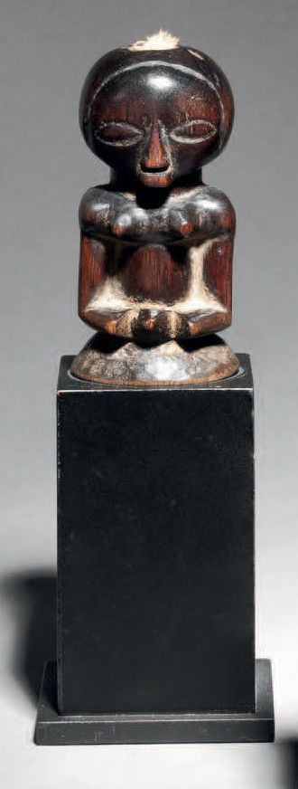 Null Ɵ 小型卢巴恋物，
刚果民主共和国
木头，有深棕色-黑色铜锈
高8厘米
卢巴恋物，刚果民主共和国
高3 1/8英寸
出处：
- 欧洲私人收藏。
Ɵ 本&hellip;