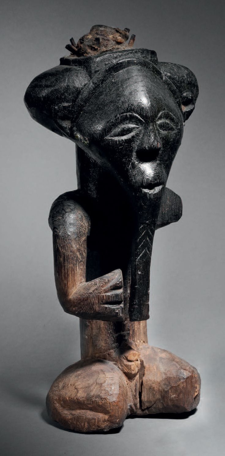 Null Ɵ Hemba-Fetisch,
Demokratische Republik Kongo
Holz mit schwarzer Patina
H. &hellip;
