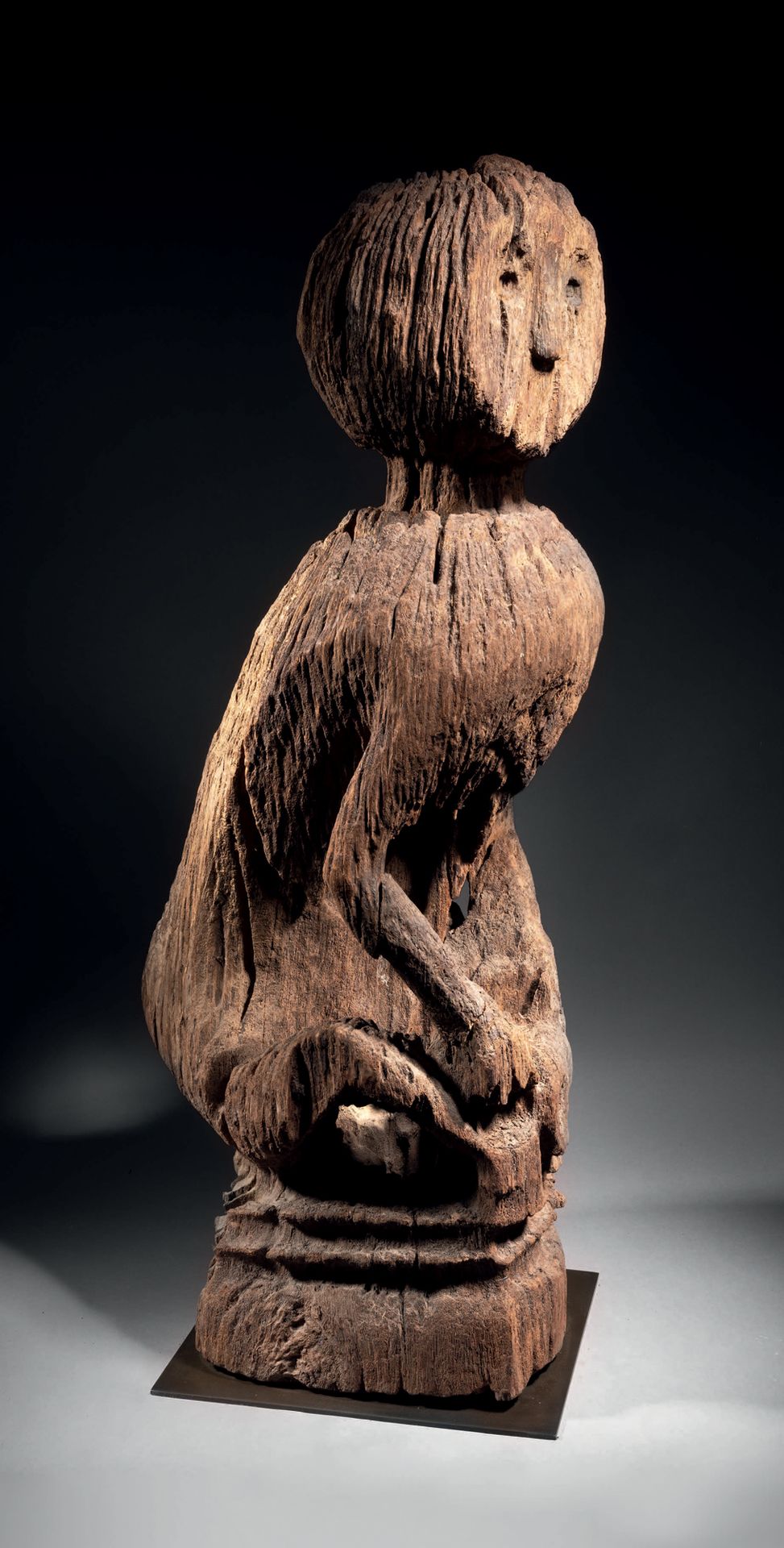 Null 猴子雕像，可能是伊班人，沙捞越地区，婆罗洲
木头
高100厘米
猴子雕像，可能是伊班人，沙捞越地区，婆罗洲
高39 ¼英寸
罕见的猴子坐像，腿环绕着一&hellip;