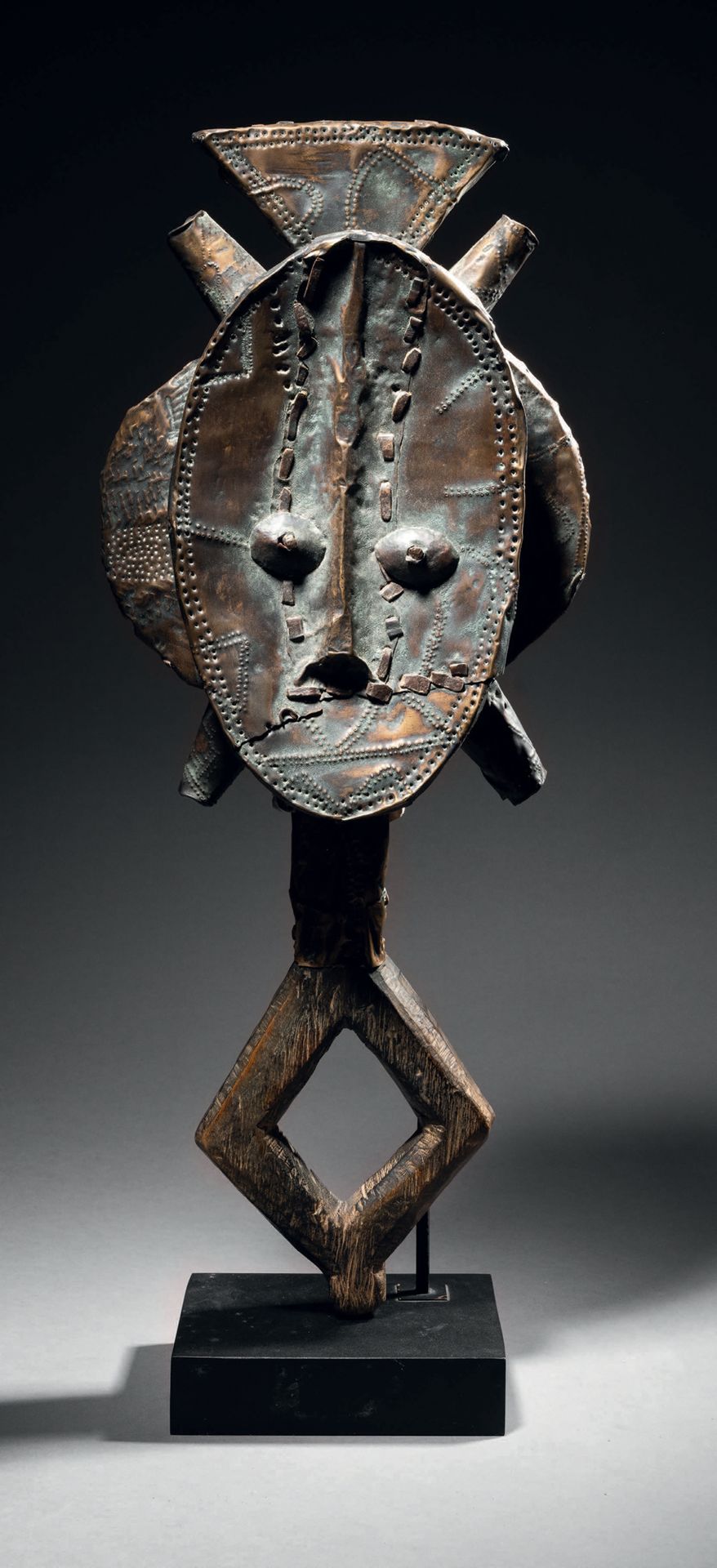 Null Ɵ Figure de reliquaire Kota, Gabon
Bois et laiton
H. 47 cm
Kota reliquary f&hellip;