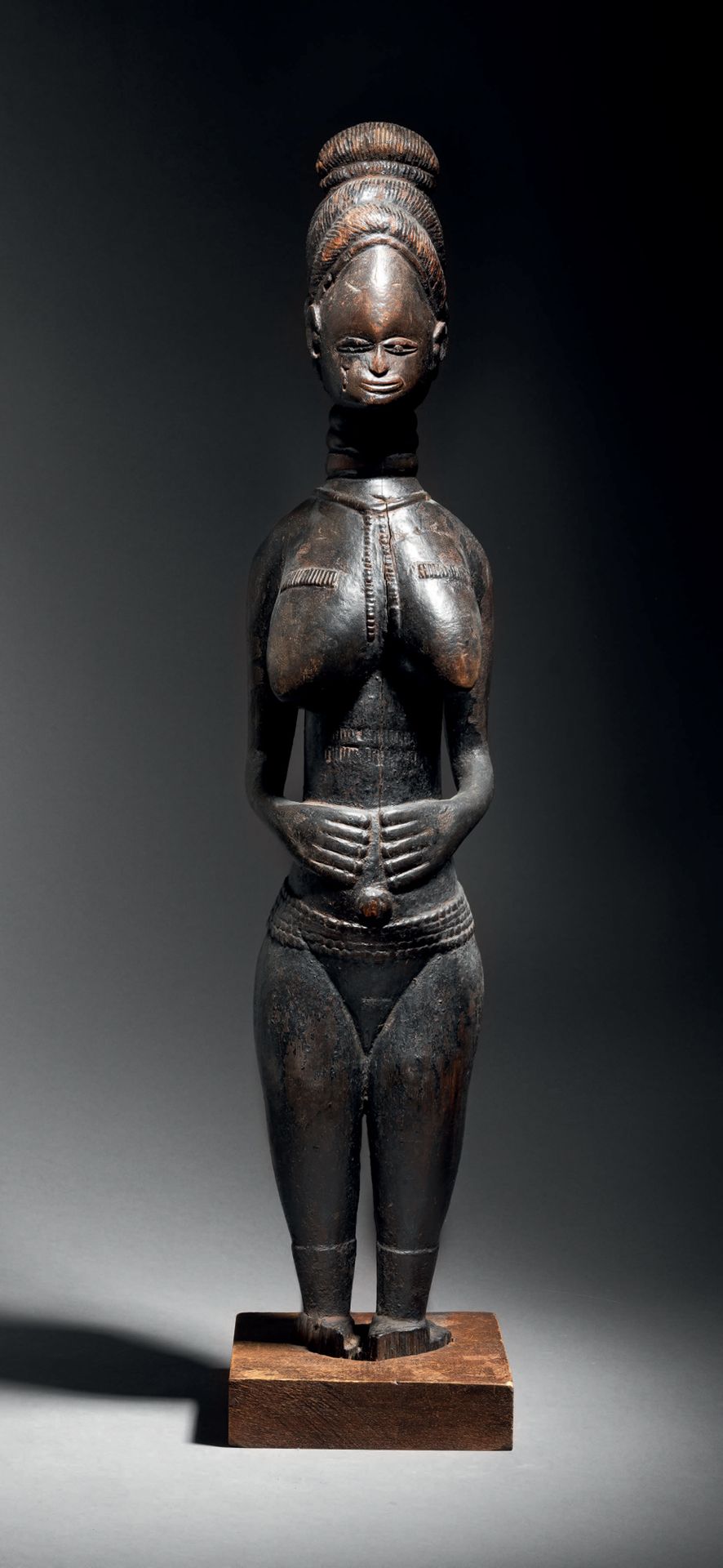 Null Ɵ Estatua femenina Mende, Sierra Leona
Madera con pátina negra
H. 67 cm
Fig&hellip;