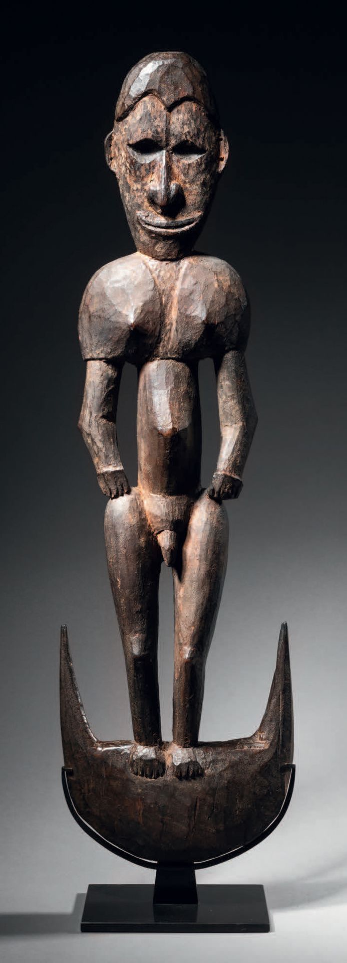 Null Sepik钩，巴布亚新几内亚
木头
高57厘米
Sepik钩，巴布亚新几内亚
高22 3/8英寸
代表一个站在木制新月上的男性形象，用来悬挂献给氏族祖&hellip;