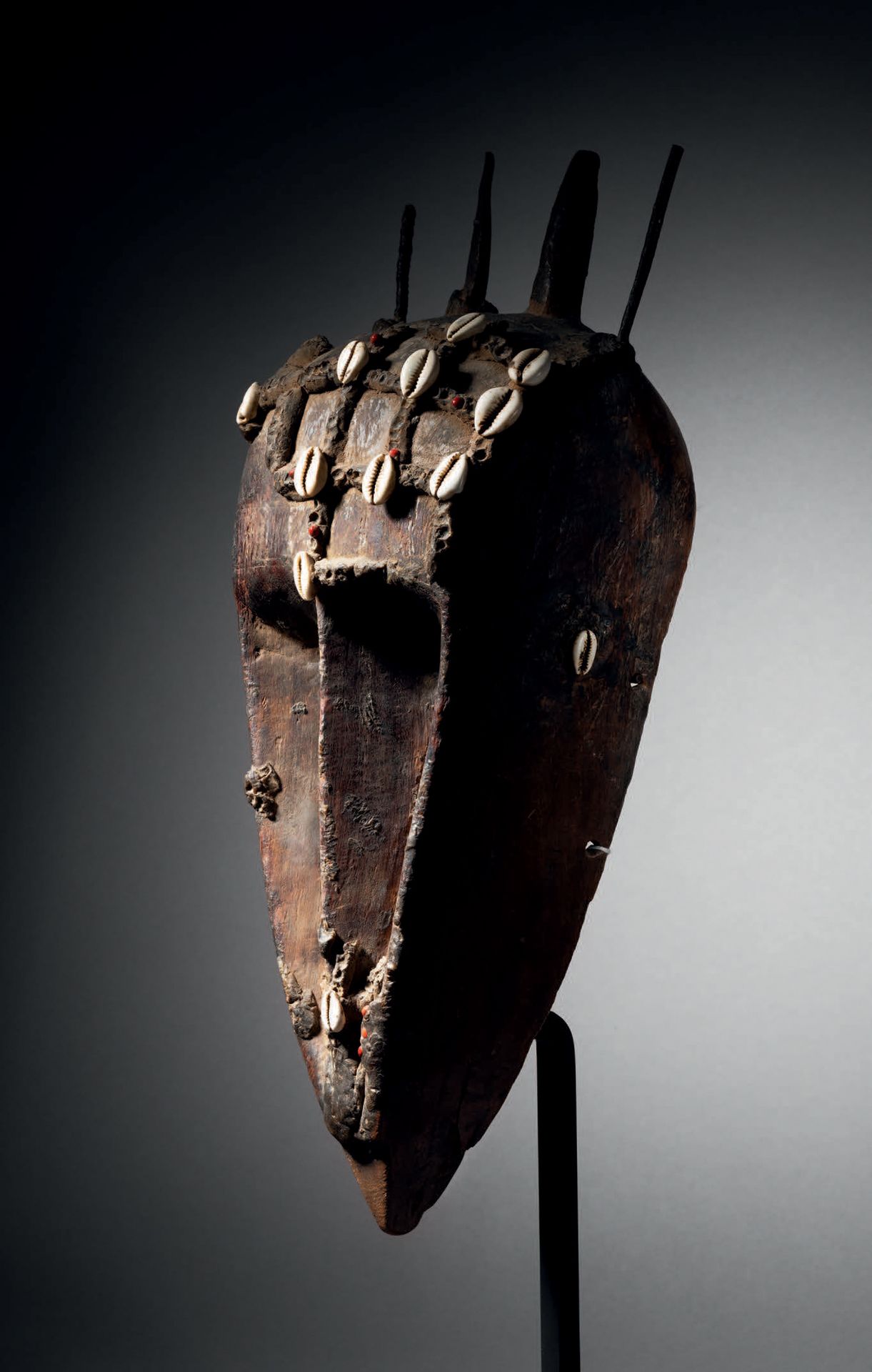 Null Malinke mask, Mali
Wood, cowrie shells and tree seeds, wax, iron
H. 46 cm
M&hellip;