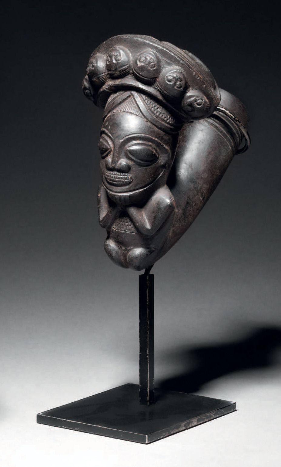 Null 烟斗，喀麦隆
陶器，黑色滑块
高14厘米
烟斗，喀麦隆
高5.5英寸
这个烟斗碗描绘了一个有身份的人的半身像，这种高耸的头饰是为知名人士准备的。