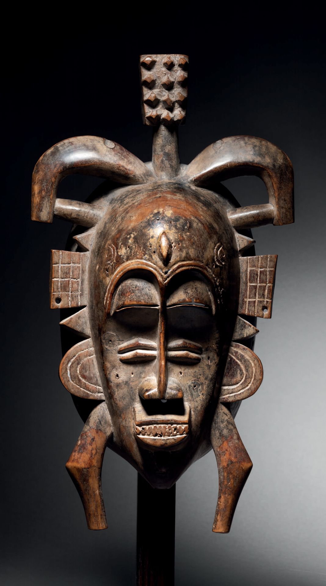 Null Kpelie-Maske, Senoufo-Dioula, Elfenbeinküste
Holz
H. 32,5 cm
Senufo-Dioula &hellip;