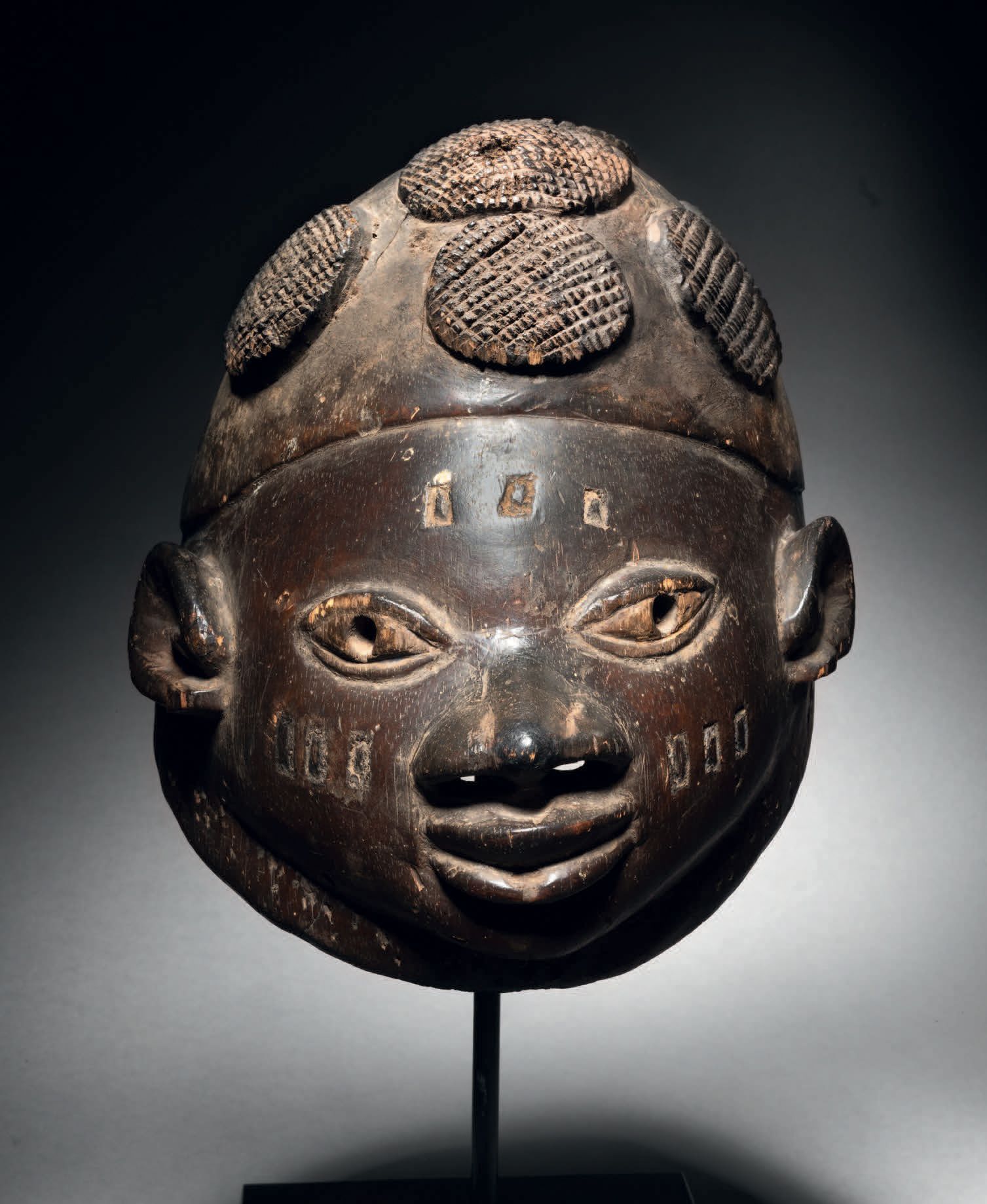 Null Guelede mask, Nigeria
Wood
H. 23 cm
Guelede mask, Nigeria
H. 9 1/8 in
Prove&hellip;