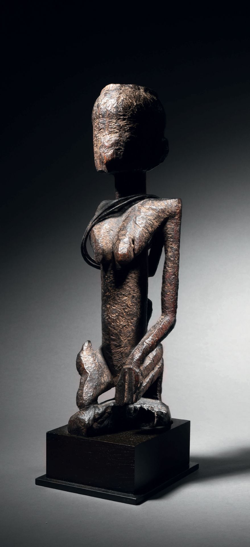 Null Dogon maternity, Mali
Wood and very old patina, metal collars
H. 31 cm
Dogo&hellip;