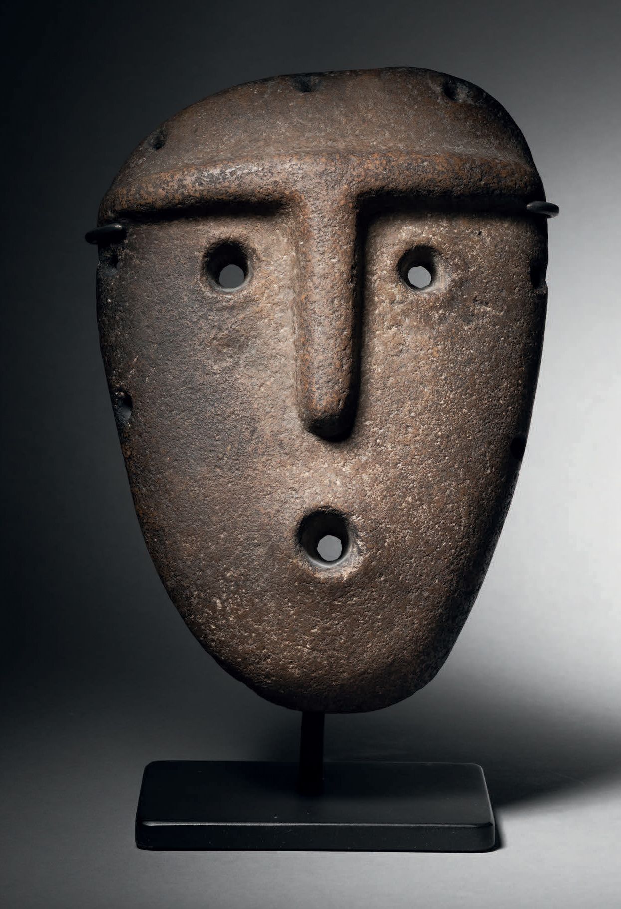 Null 大型殡葬面具，Alamito-Condorhuasi文化，阿根廷公元前500年-公元500年
硬质棕米色石头，有美丽的使用铜锈
高22厘米-宽15.5&hellip;
