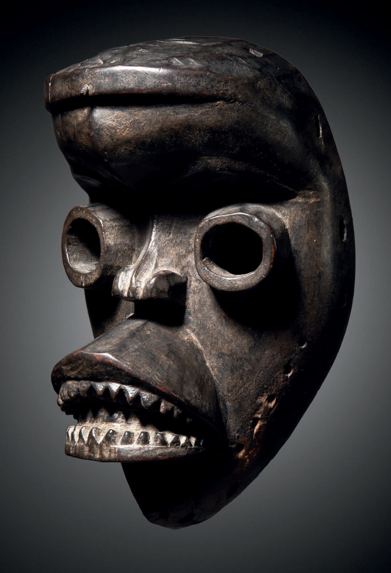 Null Ɵ Dan/We Maske, Elfenbeinküste
Holz, Eisen
H. 25,4 cm - L. 15,2 cm
Dan/We M&hellip;