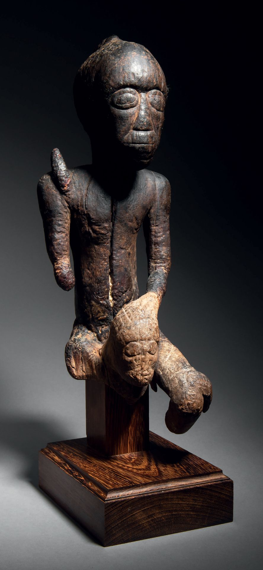Null Ɵ 塔布瓦双人雕像碎片，Tumbwé风格，刚果民主共和国
推测时间段：18世纪
木头（apodytes dimidiata），有深层油性光泽
高31.&hellip;