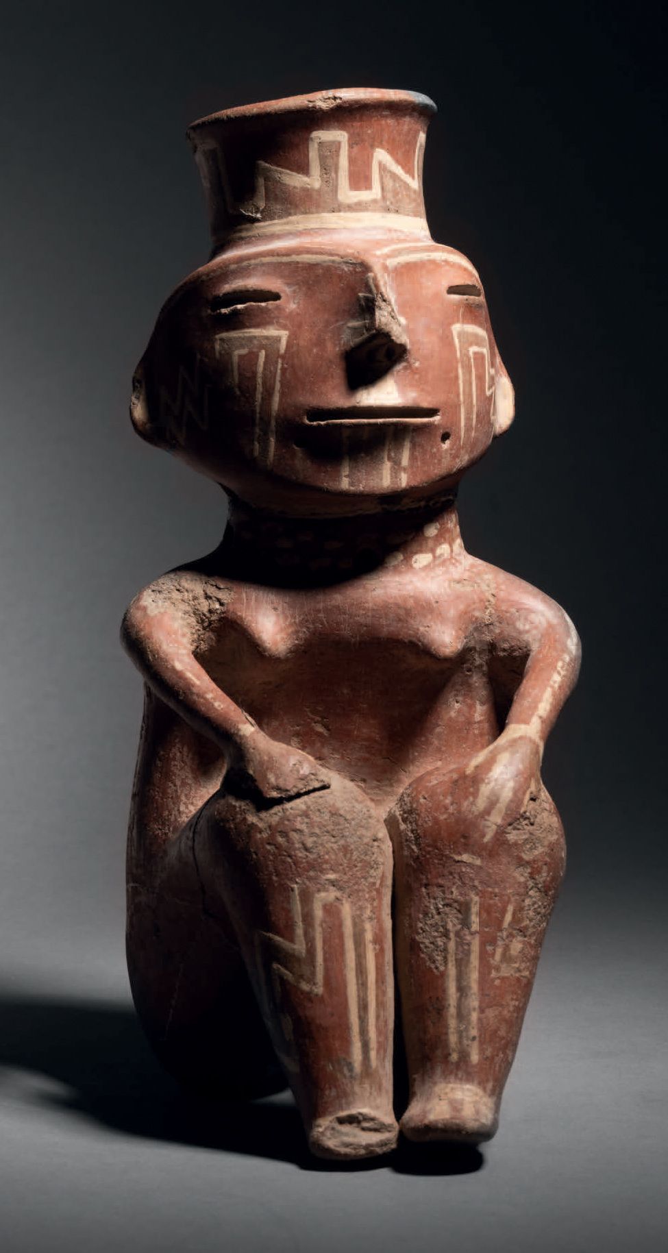 Null 坐着的人物，Condorhuasi文化，阿根廷公元前500年-公元500年
空心陶瓷，砖红色滑面，装饰性奶油和深棕色油漆
高22厘米
Condorhu&hellip;