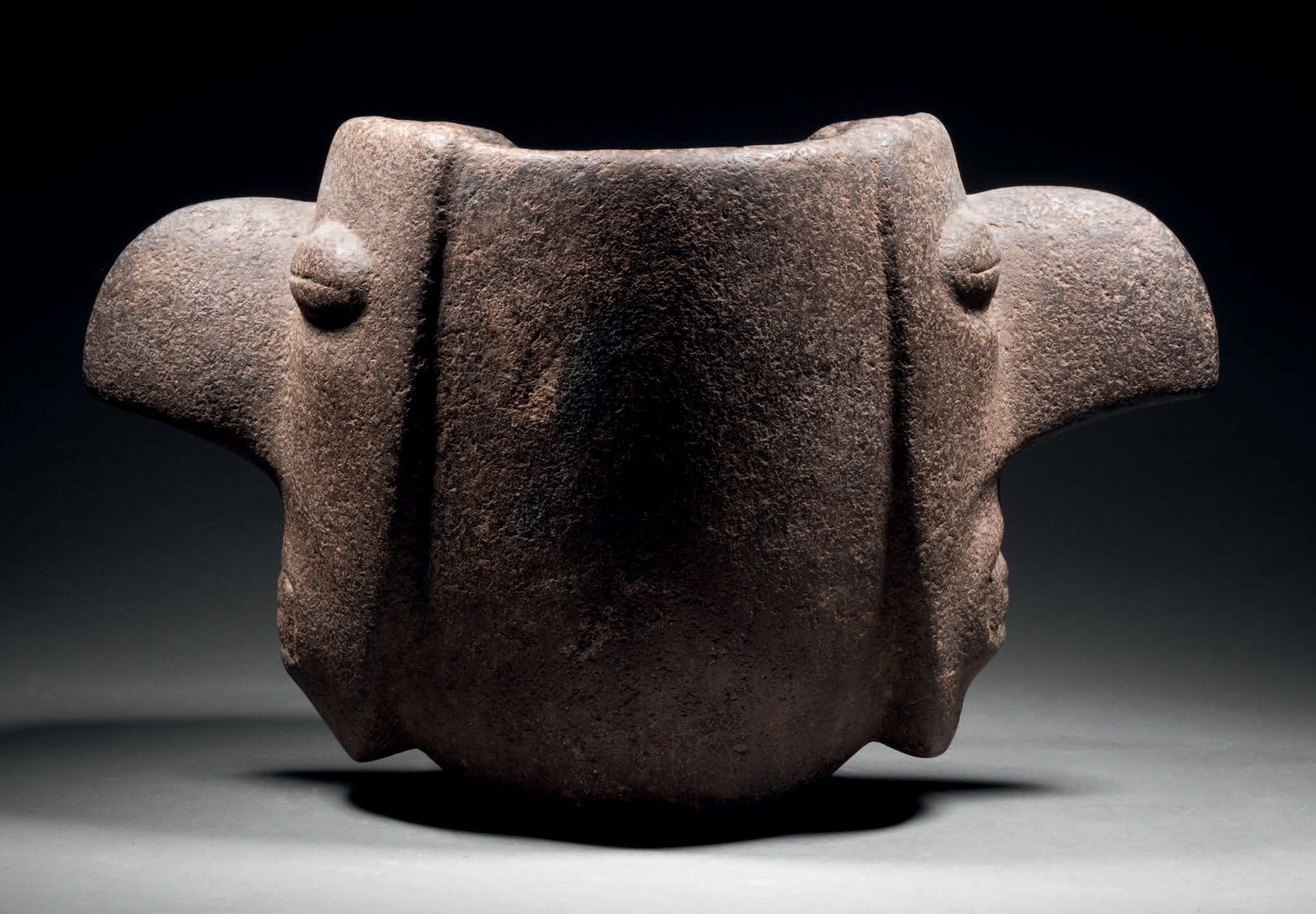 Null 双头礼臼，
Alamito-Condorhuasi文化，阿根廷公元前500-500年C.
深棕色硬石，有美丽的使用斑纹
高19厘米-长30厘米
阿拉米&hellip;
