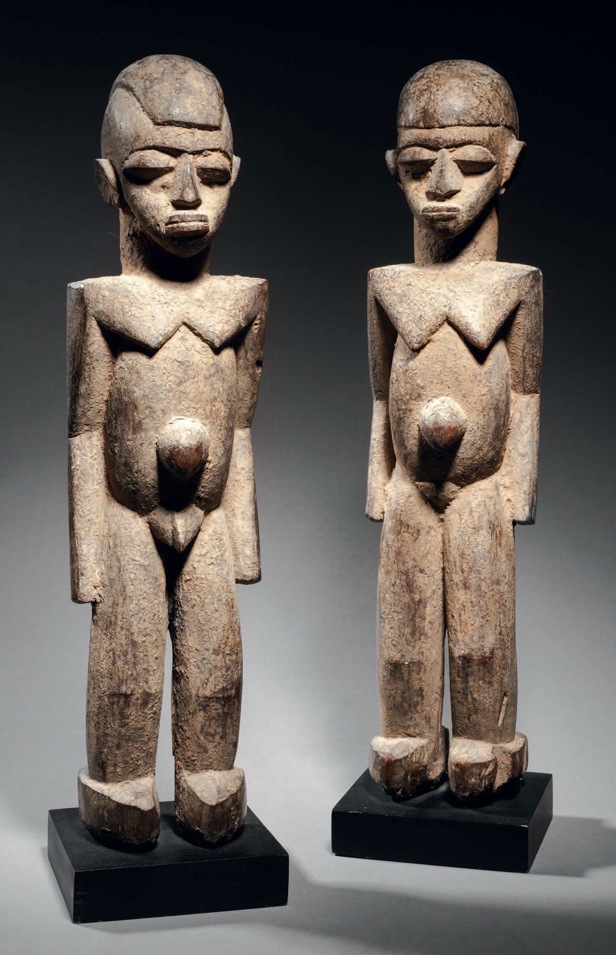 Null Lobi-Figurenpaar, Elfenbeinküste
Holz und leicht krustige Patina
H. 44 cm (&hellip;